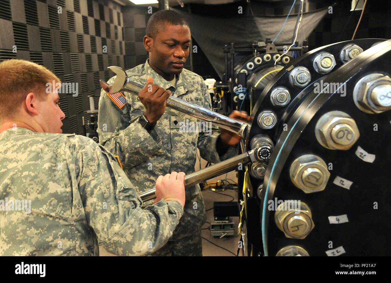 Spc Daniel Oladejo Rechts Und Spc Peter Johnson Die Biomedizinische Wissenschaft Techniker Mit Der Us Armee Institut Fur Chirurgische Forschung Anpassungen Der Shock Tube Machen Feb 24 Am Fort Sam Houston Texas Die