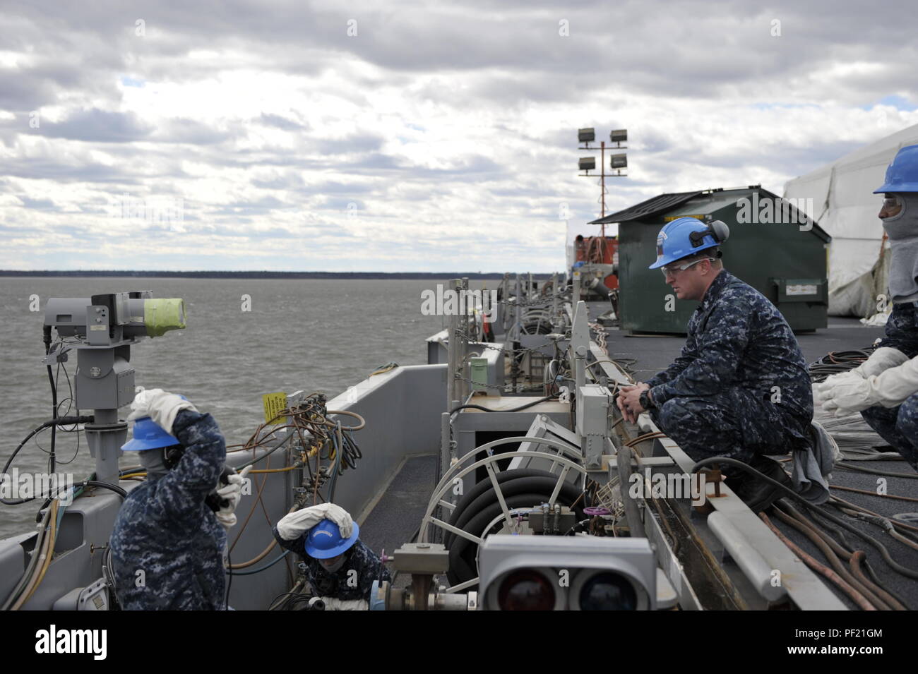 NEWPORT NEWS, Virginia (Feb. 25, 2016) - - Matrosen zu Pre-Commissioning Unit Gerald R. Ford (CVN 78) prüfen Sie die Kommunikation auf dem Flugdeck während eines General Quarters bohren zugeordnet. Dieses Schiff - breite General Quarters Bohren auf Schäden kontrollieren und Notfallmaßnahmen. (U.S. Marine Foto von Mass Communication Specialist Seaman Apprentice Connor Loessin/Freigegeben) Stockfoto