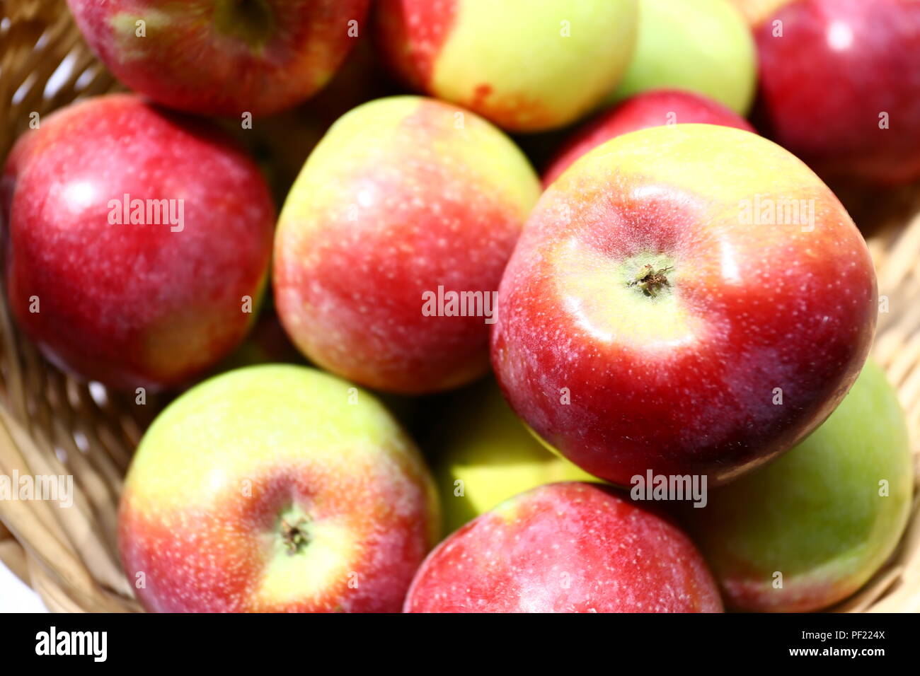 Essen: Äpfel in einem Korb Stockfoto