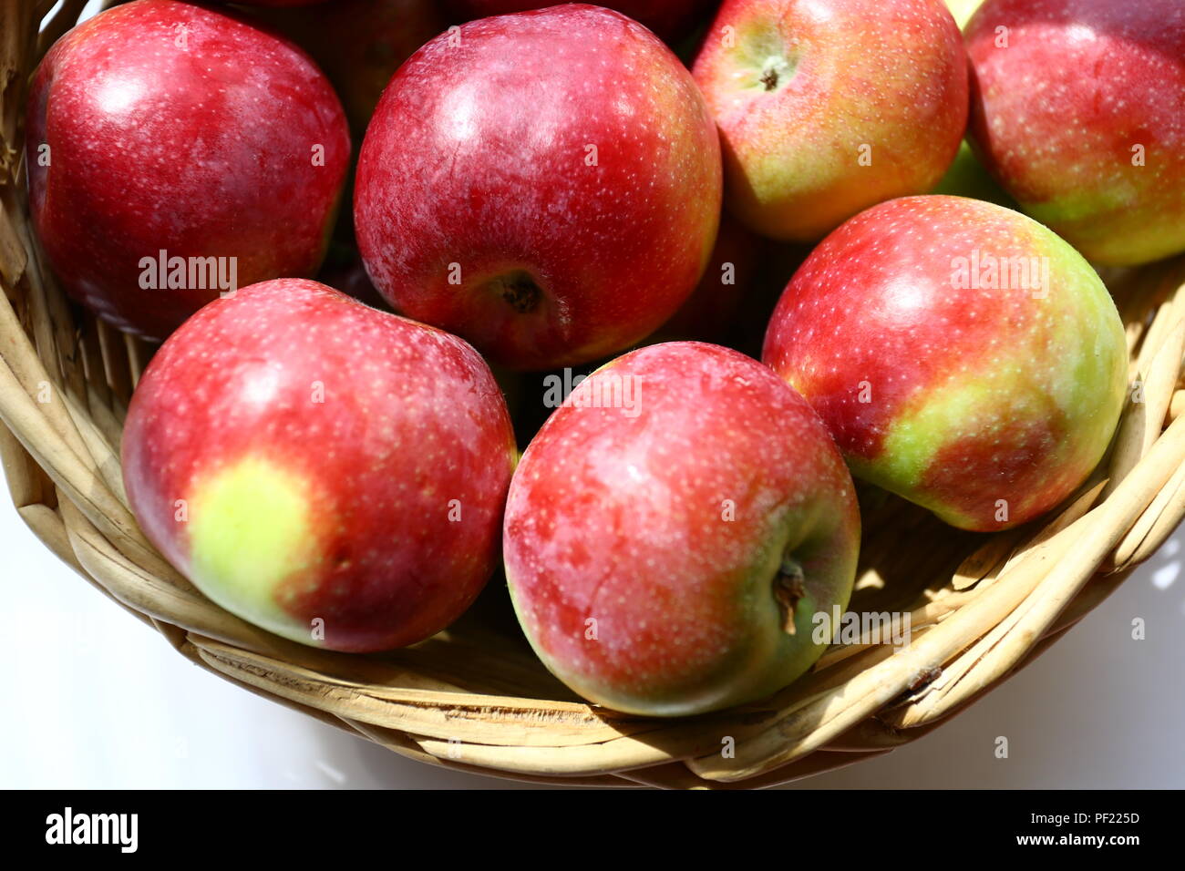 Essen: Äpfel in einem Korb Stockfoto