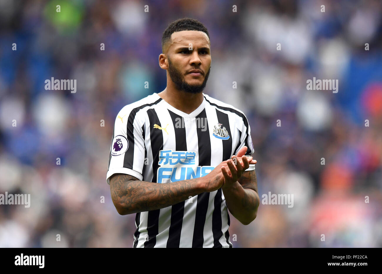 Newcastle United Jamaal Lascelles begrüßt die Fans nach der Premier League Match in Cardiff City Stadium. Stockfoto