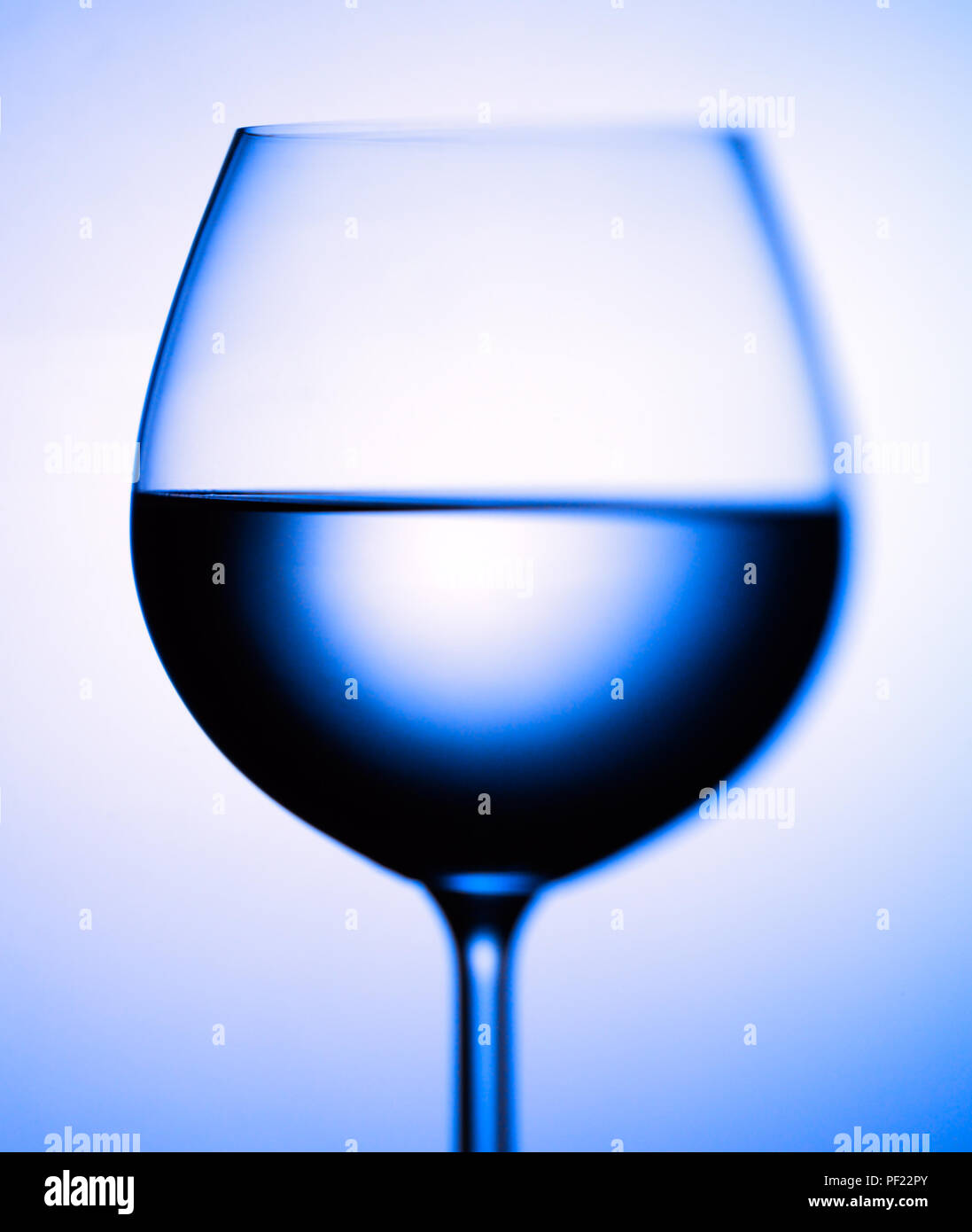 Blau Glas Wein. Lokal unscharfes Bild. Stockfoto
