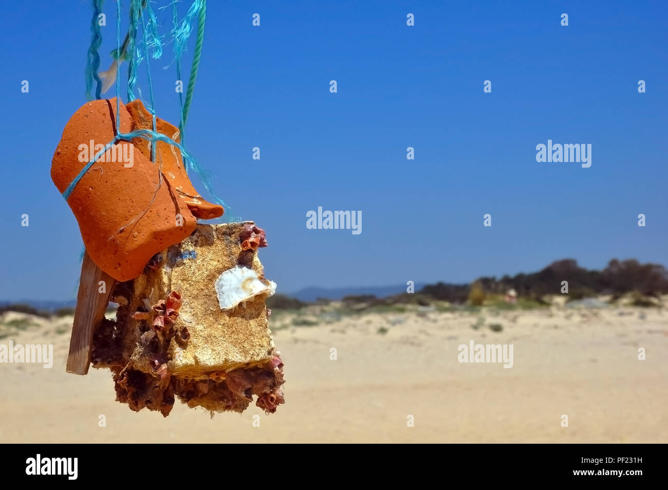 Abstrakte Skulptur oder totem aus Stein, Töpfe und Muscheln im Ocean Shore, Sommer, Tavira, Portugal Stockfoto