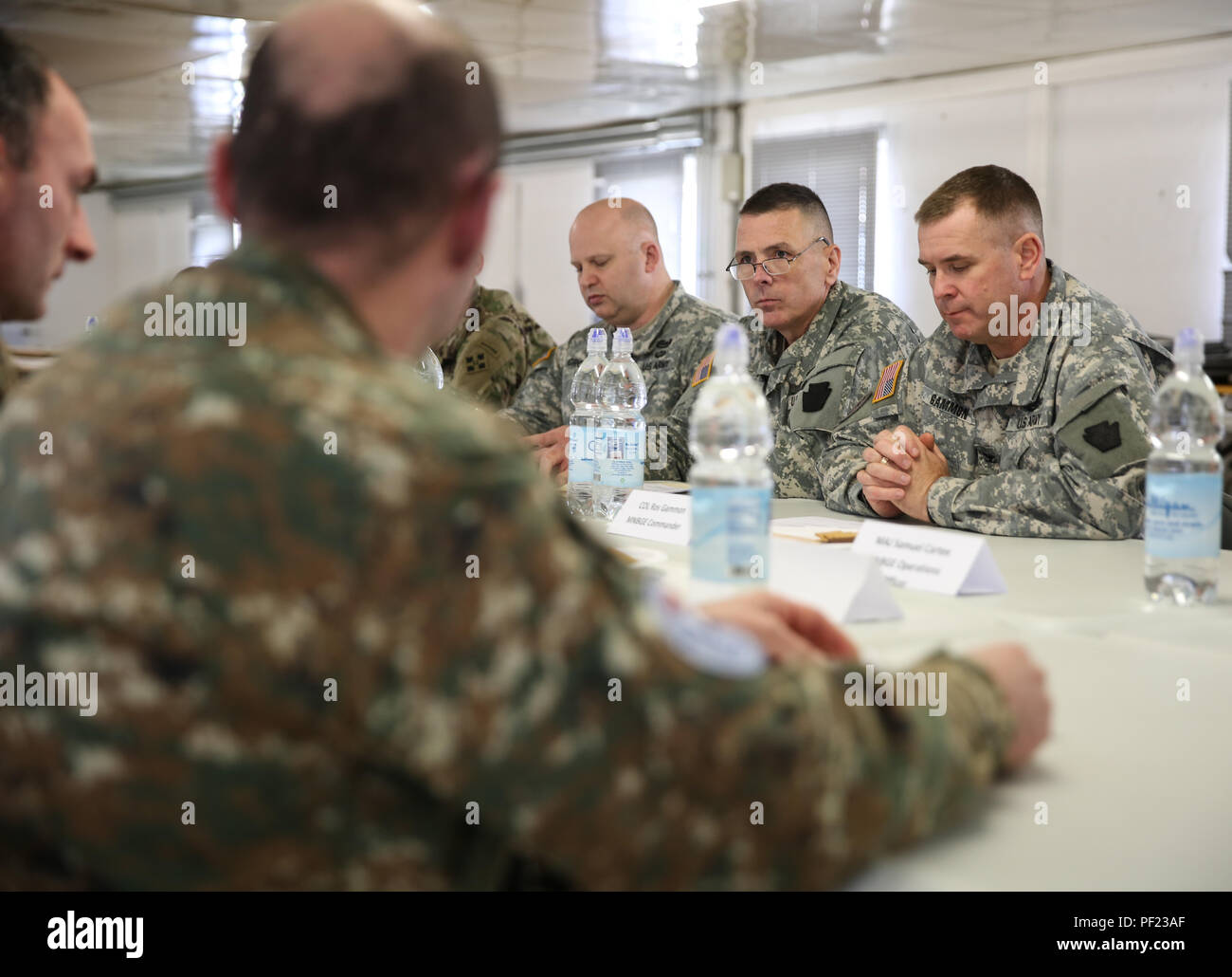 Us-Soldaten, rechts, der Zentrale und Sitz der Gesellschaft, 2 Infantry Brigade Combat Team, 4 Infanterie Division, Pennsylvania National Guard und armenischen Soldaten, der armenischen Streitkräfte Friedenssicherung Brigade review Mission timelines während der Durchführung einer Mission kurze am Joint Multinational Readiness Center in Hohenfels, Deutschland, Feb.26, 2016 Update während der Kosovo Force (KFOR) Mission rehearsal Übung (MRE). Die KFOR MRE21 ist auf der aktuellen Betriebsumgebung auf und wurde speziell für die Einheit für Frieden, Stabilität und Blindbewerbungen im Kosovo i Stockfoto