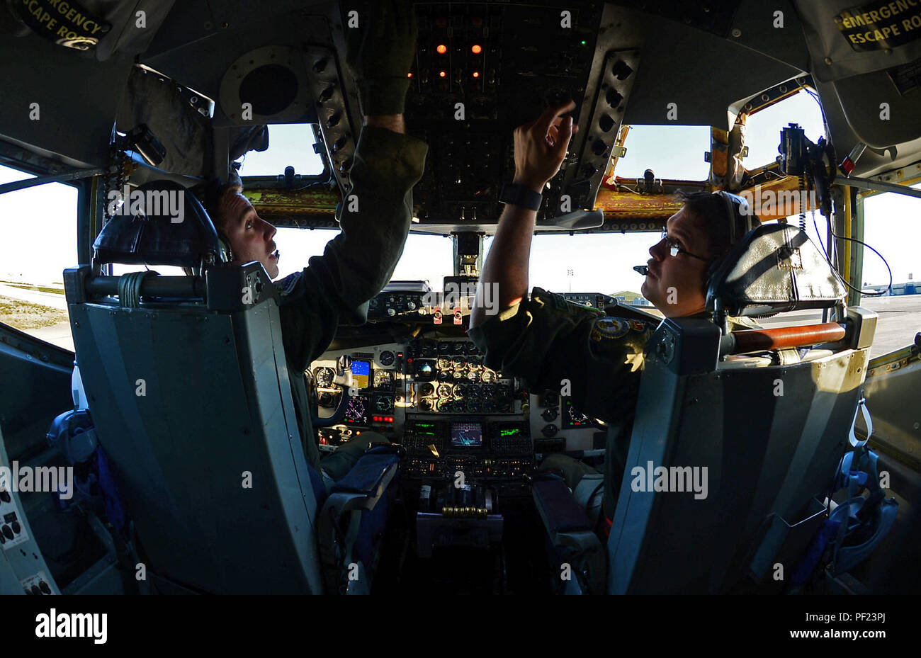 Us Air Force Capts. Scott Carlan, Links, und Jack Ryan, 351 Expeditionary Air Refuelling Squadron KC-135 Stratotanker Piloten, Vorbereitung zur Istres-Le Tubé Air Base, Frankreich, Februar 26, 2016 ab. Drei KC-135 Stratotankers, zusammen mit 50 Fliegern aus dem 100 Luftbetankung Flügel, sind die Luftbetankung und Luftbrücke Unterstützung der französischen Operationen in Mali und Nordafrika zur Unterstützung der Operation Juniper Mikron. (U.S. Air Force Foto von älteren Flieger Erin Trower / freigegeben) Stockfoto