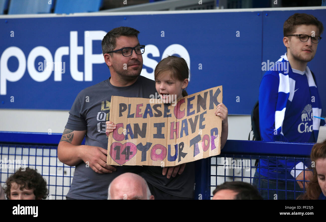 Eine junge Everton fan hält ein Schild mit der Aufschrift "Bitte Cenk kann ich Ihre oben' in der Standplätze während der Premier League Spiel im Goodison Park, Liverpool haben. Stockfoto