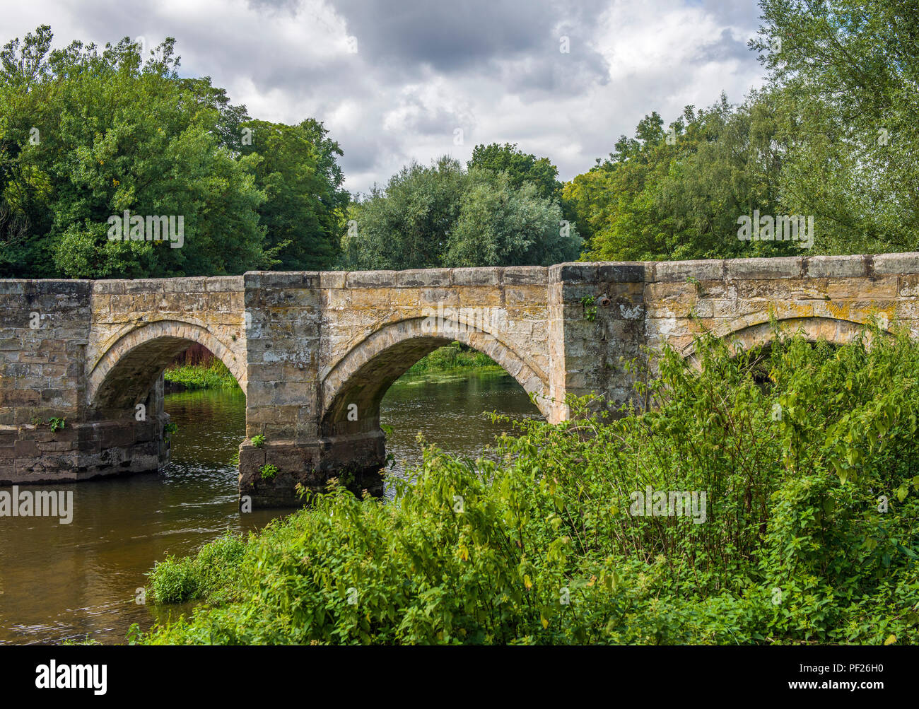 Essex Brücke, ein Fußweg und packesel Brücke im 16. Jahrhundert gebaut, über dem Fluss Trent in der Nähe von Shugborough Estate. Stockfoto