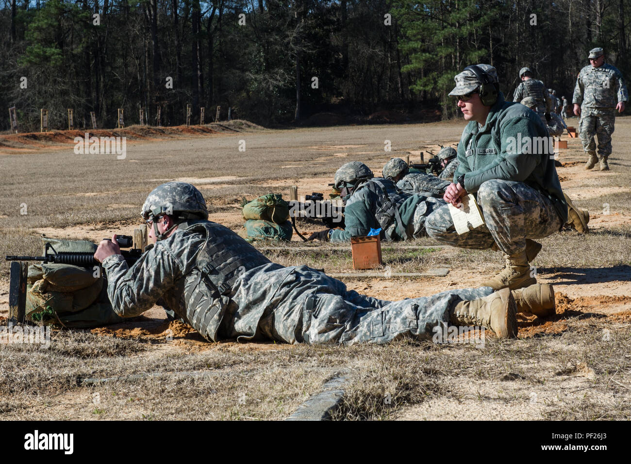 Us-Soldaten an den HHC, 4-118 th kombinierte Waffen Bataillon, 218 Manöver Verbesserung Brigade, South Carolina Army National Guard zugeordnet, Null die Sehenswürdigkeiten auf ihre M4 Carbine auf Fort Jackson, S.C., Jan. 27, 2016. Nullabgleich Waffen können die Soldaten ihre Waffen, Sehenswürdigkeiten, bevor es in die Qualifikation. (U.S. Air National Guard Foto von Tech. Sgt. Jorge Intriago) Stockfoto