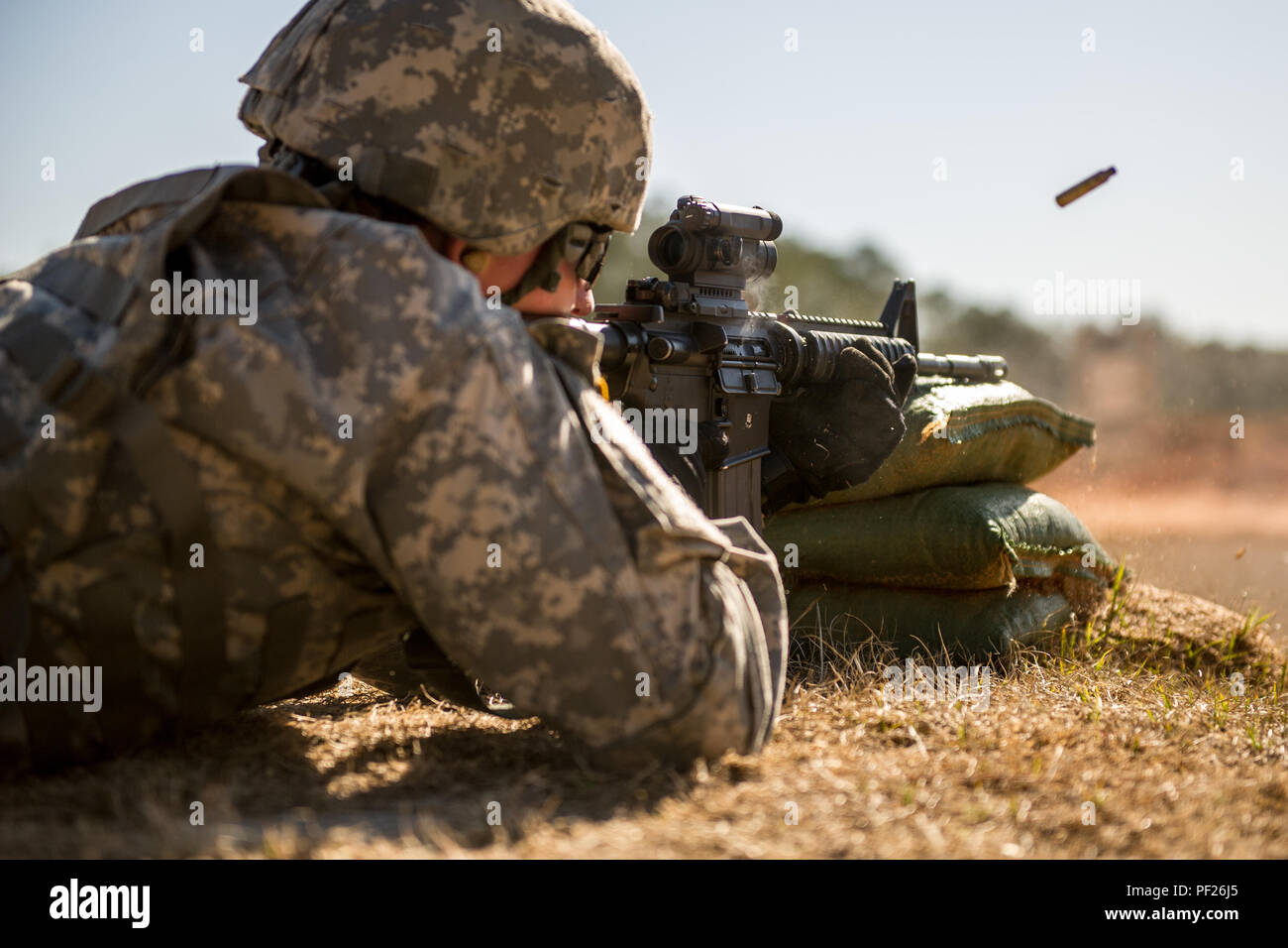 Ein US-Soldat an den HHC, 4-118 th kombinierte Waffen Bataillon, 218 Manöver Verbesserung Brigade, South Carolina Army National Guard zugeordnet, feuert seine M4 Carbine seinen Anblick in Fort Jackson, S.C., Jan. 27, 2016 zu prüfen. Nullabgleich Waffen können die Soldaten ihre Waffen, Sehenswürdigkeiten, bevor es in die Qualifikation. (U.S. Air National Guard Foto von Tech. Sgt. Jorge Intriago) Stockfoto