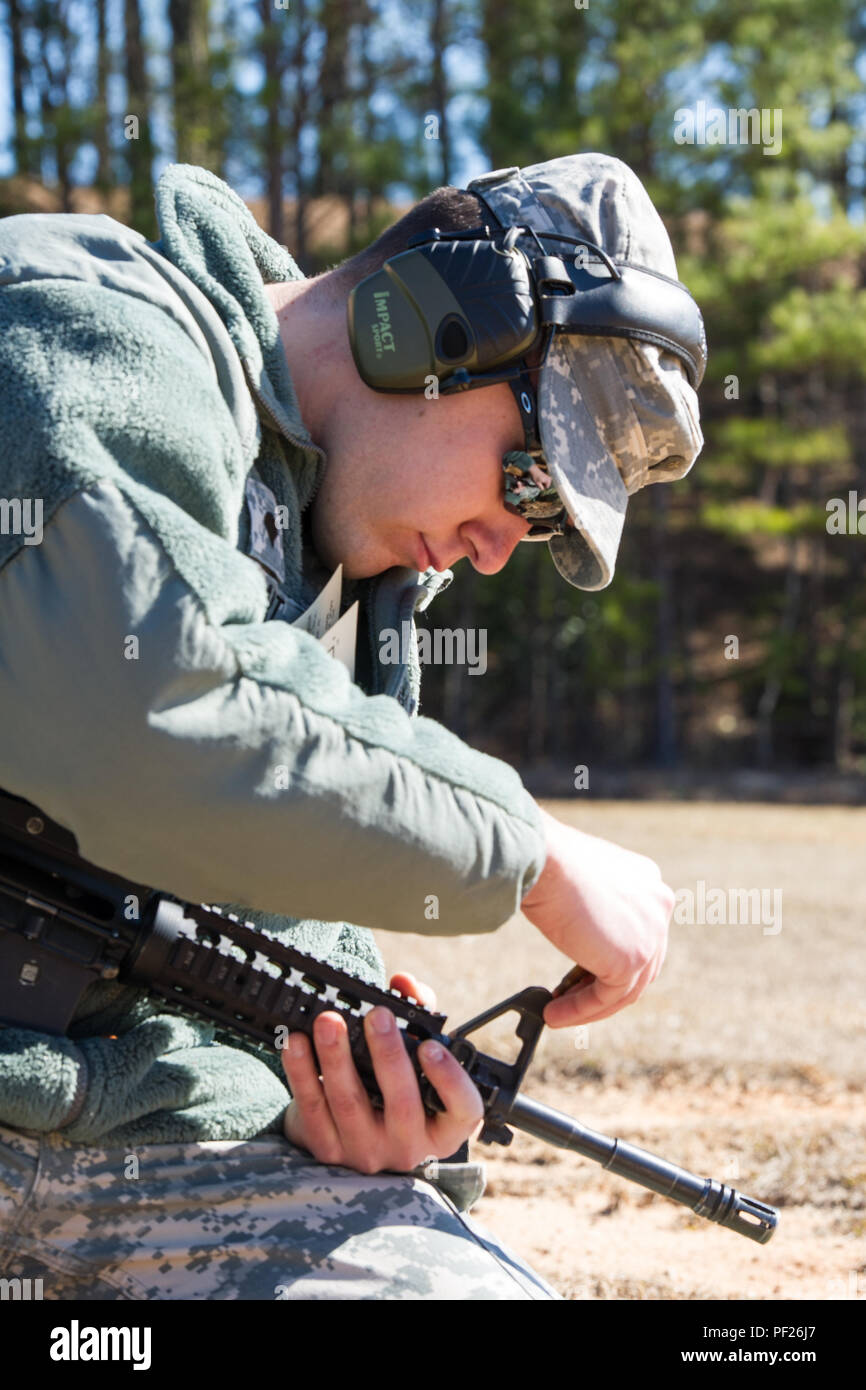 Us-Armee SPC. Chris McCart, HHC, 4-118 th kombinierte Waffen Bataillon, 218 Manöver Verbesserung Brigade, South Carolina Army National Guard zugewiesen ist, passt die Sehenswürdigkeiten auf einer M4 Carbine seinen Anblick in Fort Jackson, S.C., Jan. 27, 2016 zu prüfen. McCart hilft Soldaten null ihre Waffen, bevor Sie in die Qualifikation reichen kann. (U.S. Air National Guard Foto von Tech. Sgt. Jorge Intriago) Stockfoto