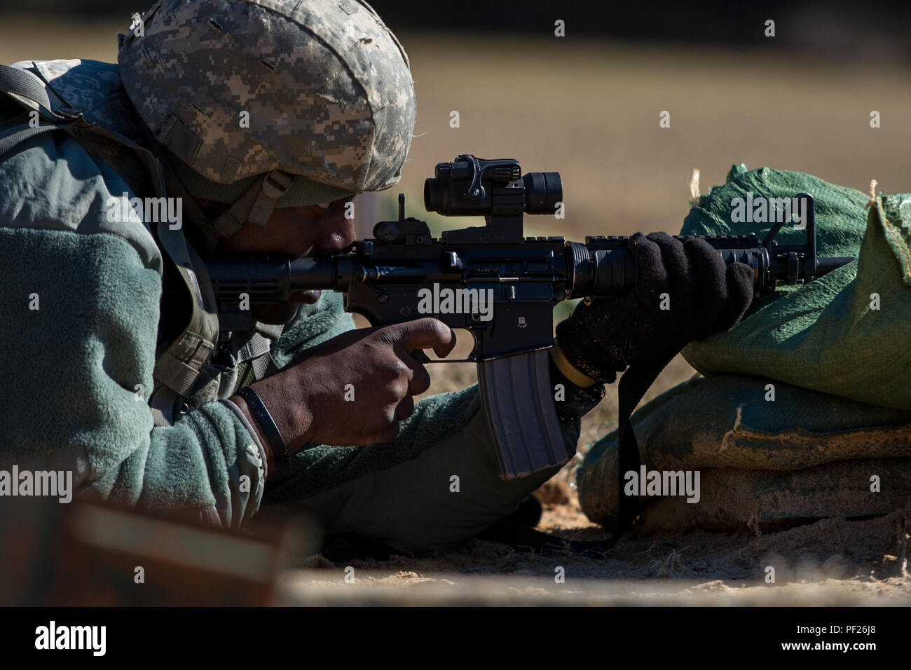 U.S. Army Staff Sgt. ReMarcus Curry eine chemische Spezialist für die HHC-, 4-118 th kombinierte Waffen Bataillon, 218 Manöver Verbesserung Brigade, South Carolina Army National Guard zugeordnet, Nullen seine M4 Carbine auf Fort Jackson, S.C., Jan. 27, 2016. Die zero Reichweite erlaubt Curry Sehenswürdigkeiten seine Waffe, bevor sie in die Qualifikation Bereich einzustellen. (U.S. Air National Guard Foto von Tech. Sgt. Jorge Intriago) Stockfoto