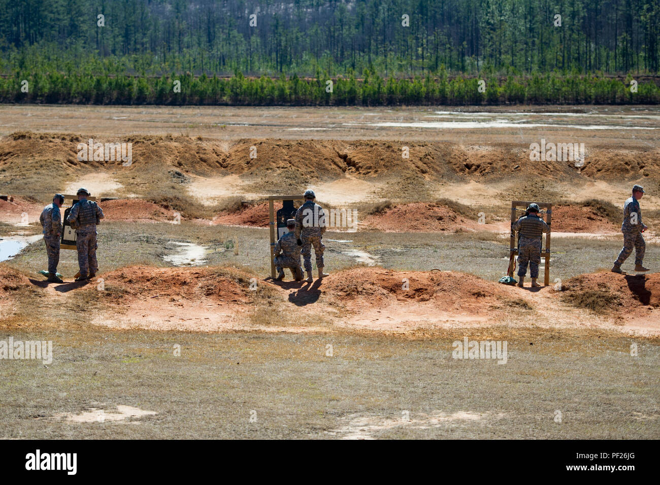 Us-Soldaten an den HHC, 4-118 th kombinierte Waffen Bataillon, 218 Manöver Verbesserung Brigade, South Carolina Army National Guard, Prüfen des Targets zugeordnet zu helfen Null die Sehenswürdigkeiten auf ihre M4 Carbine auf Fort Jackson, S.C., Jan. 27, 2016. Nullabgleich Waffen können die Soldaten ihre Waffen, Sehenswürdigkeiten, bevor es in die Qualifikation. (U.S. Air National Guard Foto von Tech. Sgt. Jorge Intriago) Stockfoto