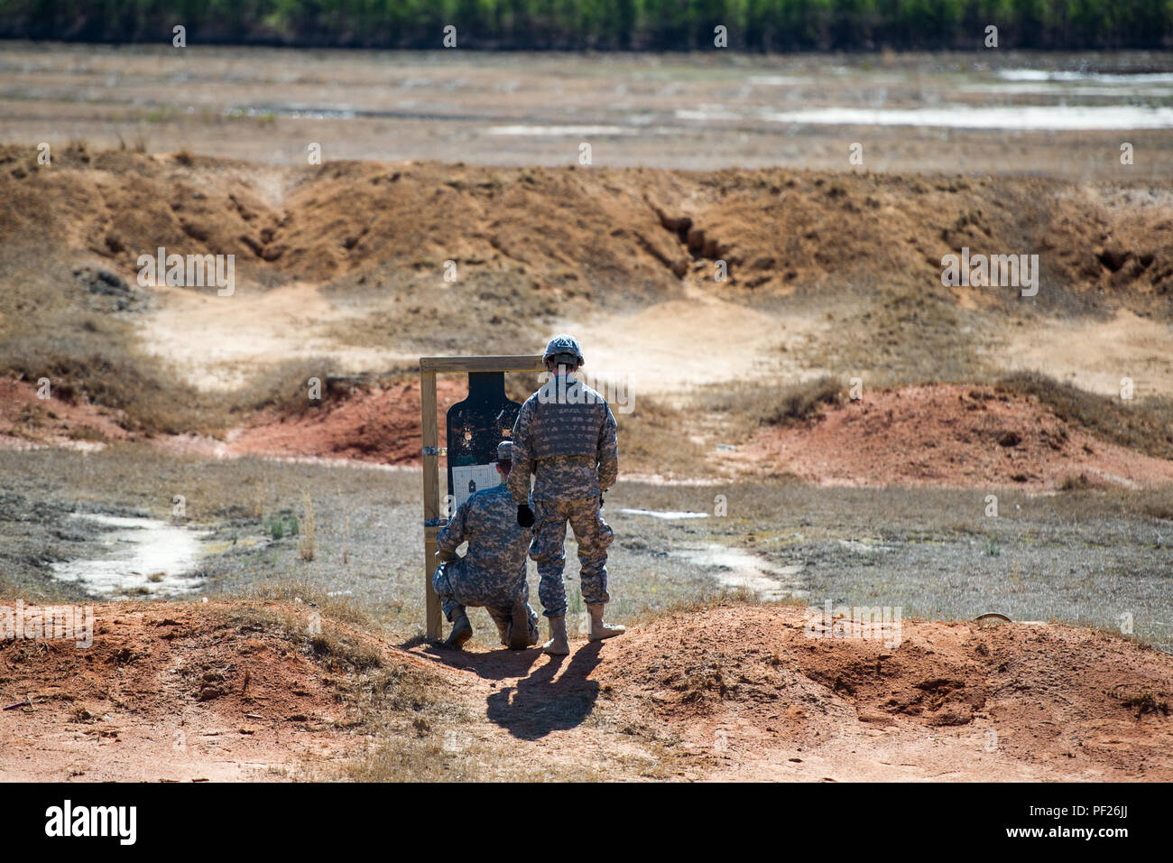 Us-Soldaten an den HHC, 4-118 th kombinierte Waffen Bataillon, 218 Manöver Verbesserung Brigade, South Carolina Army National Guard, Prüfen des Targets zugeordnet zu helfen Null die Sehenswürdigkeiten auf ihre M4 Carbine auf Fort Jackson, S.C., Jan. 27, 2016. Nullabgleich Waffen können die Soldaten ihre Waffen, Sehenswürdigkeiten, bevor es in die Qualifikation. (U.S. Air National Guard Foto von Tech. Sgt. Jorge Intriago) Stockfoto