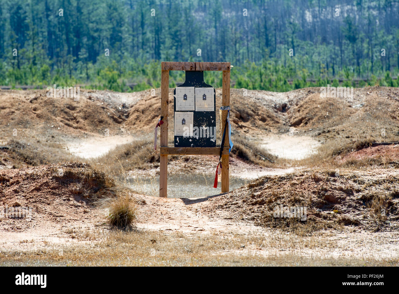 Ziele von US-Soldaten an den HHC, 4-118 th kombinierte Waffen Bataillon, 218 Manöver Verbesserung Brigade, South Carolina Army National Guard, ihre M4 Carbine auf Fort Jackson, S.C., Feb.27, 2016 Null verwendet. Nullabgleich Waffen können die Soldaten ihre Waffen, Sehenswürdigkeiten, bevor es in die Qualifikation. (U.S. Air National Guard Foto von Tech. Sgt. Jorge Intriago) Stockfoto