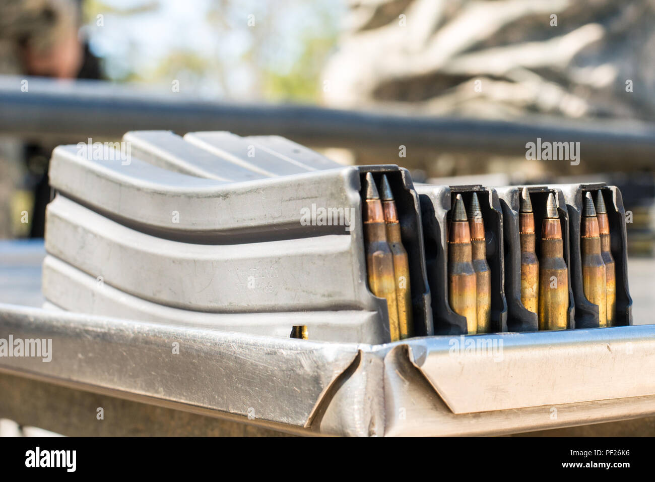 Munition von US-Soldaten an die 4-118 th HHC-Unternehmen, 218 kombinierte Waffen Bataillon, South Carolina Army National Guard, vergeben Ihre M4 Carbine auf Fort Jackson, S.C., Feb.27, 2016 auf Null verwendet. Nullabgleich Waffen können die Soldaten ihre Waffen, Sehenswürdigkeiten, bevor es in die Qualifikation. (U.S. Air National Guard Foto von Tech. Sgt. Jorge Intriago) Stockfoto