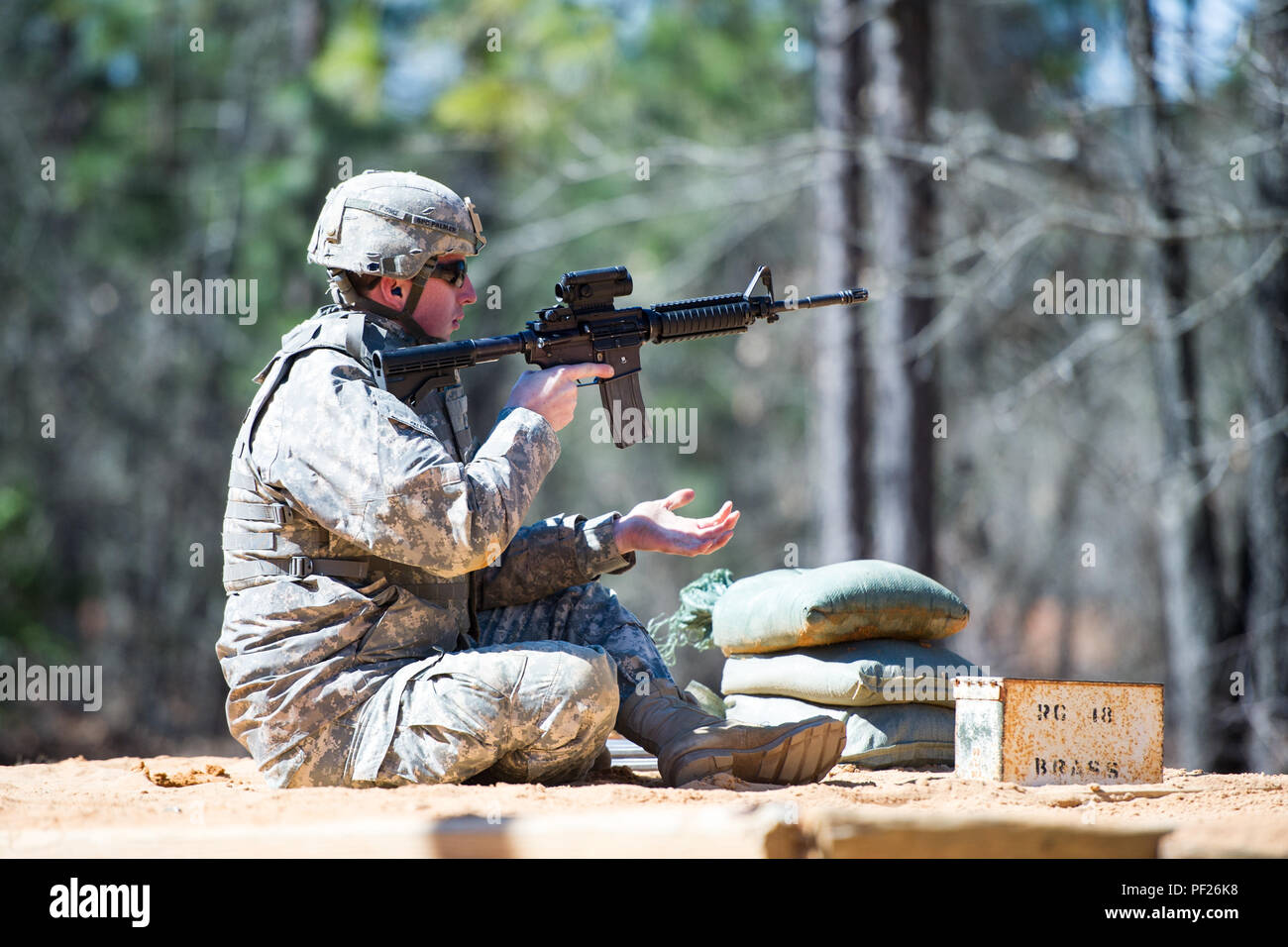 Us-Armee SPC. Peter Palmer, ein Beobachter des HHC, 4-118 th kombinierte Waffen Bataillon, 218 Manöver Verbesserung Brigade, South Carolina Army National Guard, lädt einen Magazin in seinem M4 Karabiner an der Qualifikation auf Fort Jackson, S.C., Feb.27, 2016 zugeordnet. Soldaten sind auf dem M4 Carbine jährlich im Rahmen der Ausbildung zum Soldaten Infanterie zu qualifizieren. (U.S. Air National Guard Foto von Tech. Sgt. Jorge Intriago) Stockfoto