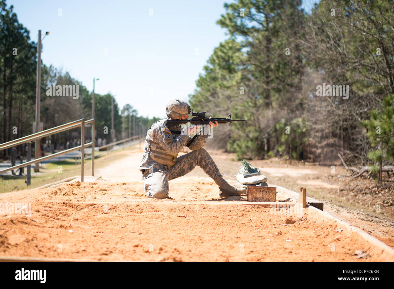 Us-Armee Sgt. Christopher Lee, einer automatisierten Logistik Spezialist für die HHC-, 4-118 th kombinierte Waffen Bataillon, 218 Manöver Verbesserung Brigade, South Carolina Army National Guard zugeordnet, feuert seine M4 Karabiner an der Qualifikation auf Fort Jackson, S.C. Feb 27, 2016. Soldaten sind auf dem M4 Carbine jährlich im Rahmen der Ausbildung zum Soldaten Infanterie zu qualifizieren. (U.S. Air National Guard Foto von Tech. Sgt. Jorge Intriago) Stockfoto
