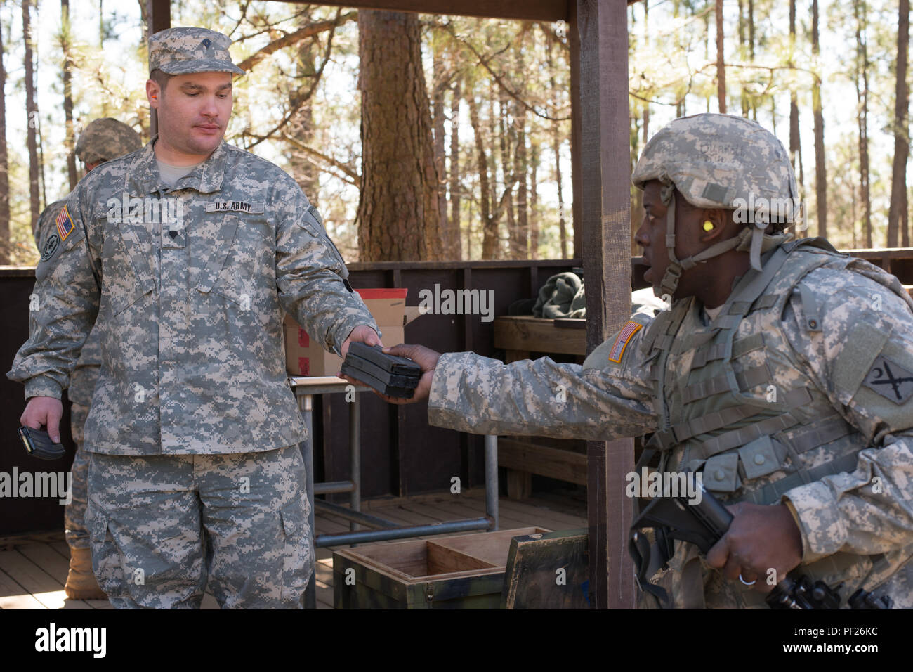 Us-Armee SPC. Brian Colip, eine Infanterie motorman an den HHC, 4-118 th kombinierte Waffen Bataillon, 218 Manöver Verbesserung Brigade, South Carolina Army National Guard zugeordnet, leere Magazine von Staff Sgt. ReMarcus Curry bei Qualifizierung auf Fort Jackson, S.C. Feb 27, 2016. Colip unterstützt die Qualifikation Bereich Operationen durch die Arbeit der Munition Verteilungspunkt. (U.S. Air National Guard Foto von Tech. Sgt. Jorge Intriago) Stockfoto