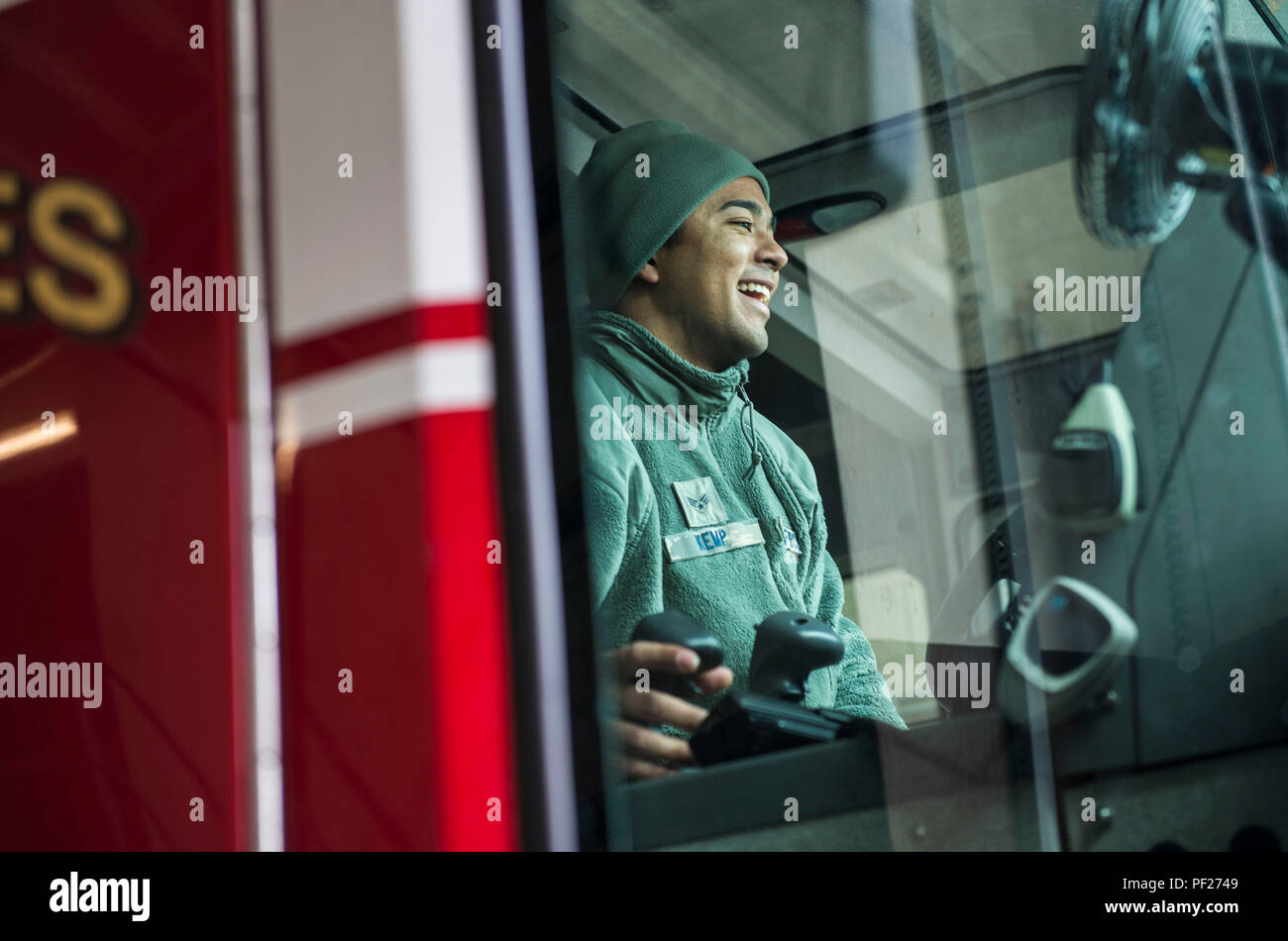 Senior Airman Derrick Kemp, 424Th Air Base Squadron Feuerwehrmann, führt eine Operationen auf einem Absturz Lkw bei chièvres Air Base, Belgien, Feb.25, 2016 prüfen. Kemp ist eines von 70 Flieger am ABS stationiert, die Flugplatz Operations Support für die Basis. (U.S. Air Force Foto/Staff Sgt. Sara Keller) Stockfoto