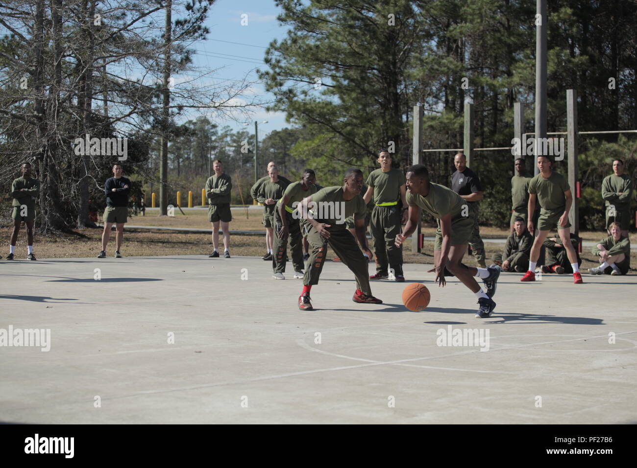 Us-Marines mit Marine Corps Combat Service Support Schulen (MCCSSS), beteiligen sich an der Basketball Turnier während der MCCSSS Feld Treffen an Bord Camp Johnson, N.C., Feb.26, 2016 statt. Studenten und Mitarbeiter des MCCSSS im Feld konkurriert treffen Kameradschaft und Motivation unter den Schulen zu fördern. (U.S. Marine Corps Combat Kamera Foto von Cpl. Laura Mercado/Freigegeben) Stockfoto