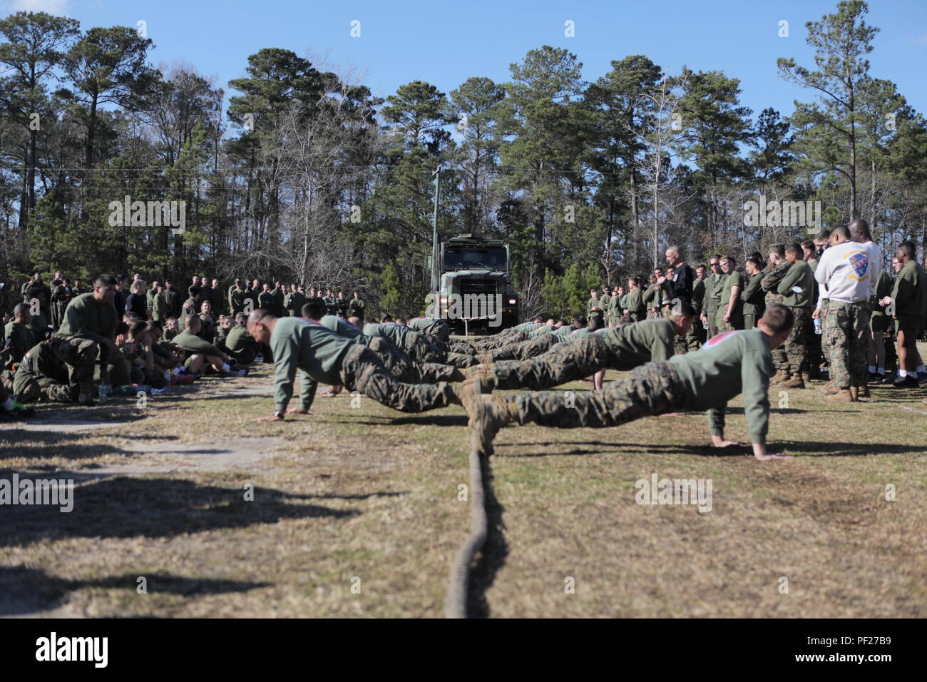 Us-Marines mit Sitz und Service Unternehmen, Marine Corps Combat Service Support Schulen (MCCSSS), machen Sie sich bereit für die 7-Tonne ziehen Ereignis während der MCCSSS Feld Treffen an Bord Camp Johnson, N.C., Feb.26, 2016 statt. Studenten und Mitarbeiter des MCCSSS im Feld konkurriert treffen Kameradschaft und Motivation unter den Schulen zu fördern. (U.S. Marine Corps Combat Kamera Foto von Cpl. Laura Mercado/Freigegeben) Stockfoto