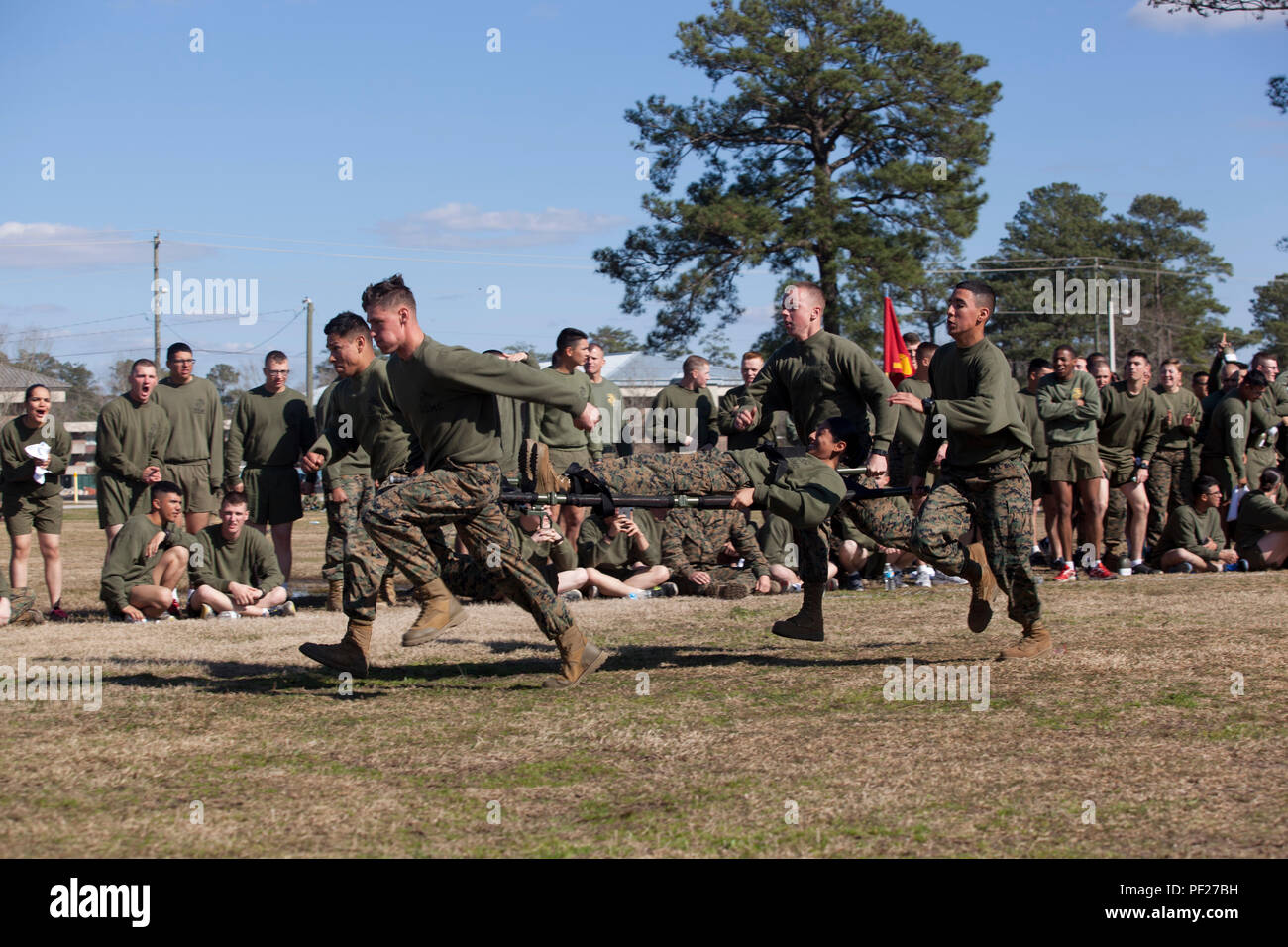 Us-Marines mit Marine Corps Combat Service Support Schulen (MCCSSS), beteiligen sich an der Bahre tragen Rennen während der MCCSSS Feld Treffen an Bord Camp Johnson, N.C., Feb.26, 2016 statt. Studenten und Mitarbeiter des MCCSSS im Feld konkurriert treffen Kameradschaft und Motivation unter den Schulen zu fördern. (U.S. Marine Corps Combat Kamera Foto von Lance Cpl. Jose Villalobosrocha/Freigegeben) Stockfoto
