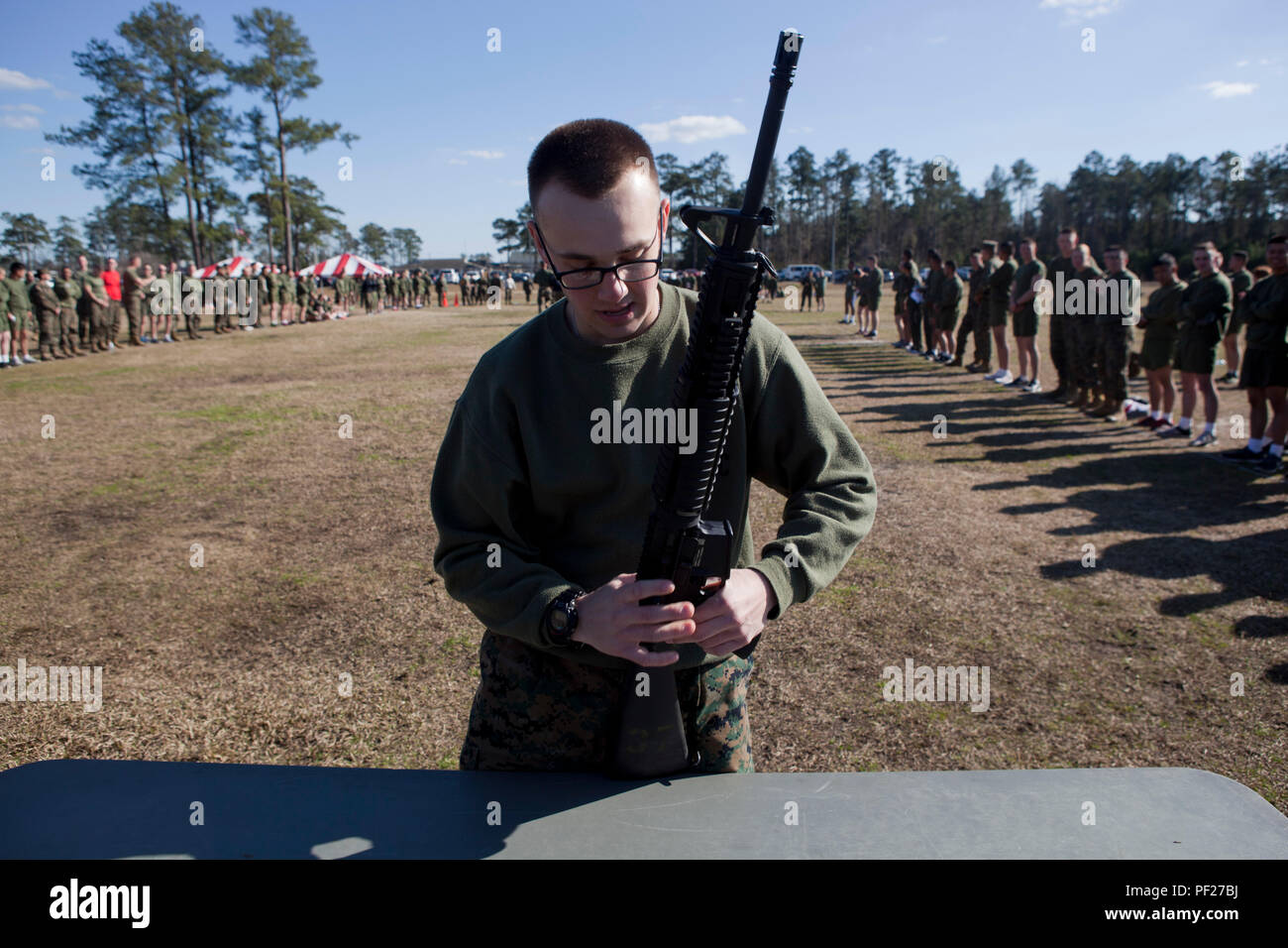 Ein US-Marine mit Marine Corps Combat Service Support Schulen (MCCSSS), beteiligt sich an der M16 A4 Rifle Staffellauf während des MCCSSS Feld Treffen an Bord Camp Johnson, N.C., Feb.26, 2016 statt. Studenten und Mitarbeiter des MCCSSS im Feld konkurriert treffen Kameradschaft und Motivation unter den Schulen zu fördern. (U.S. Marine Corps Combat Kamera Foto von Lance Cpl. Jose Villalobosrocha/Freigegeben) Stockfoto