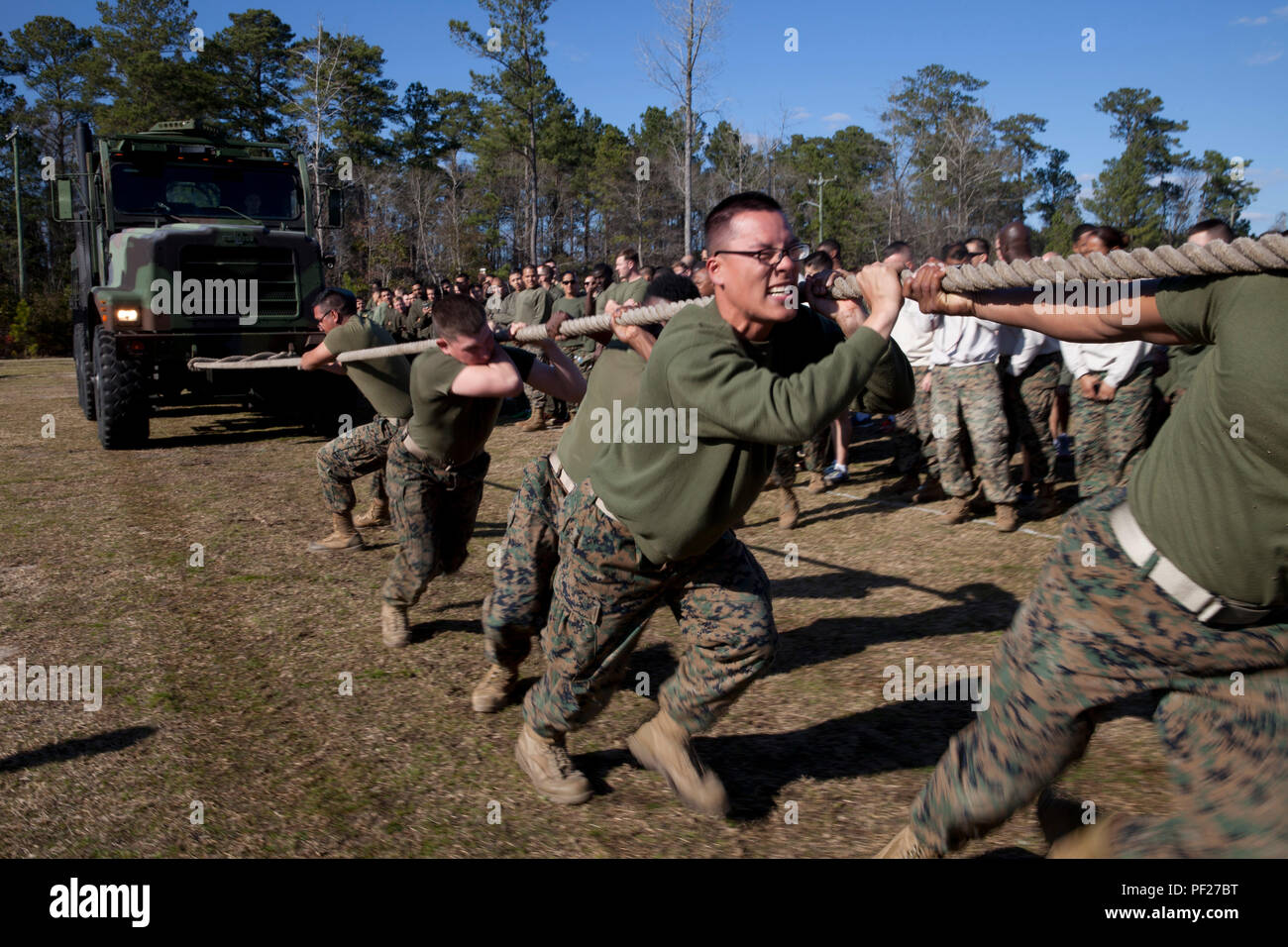 Us-Marines mit Masse Schule, Marine Corps Combat Service Support Schulen (MCCSSS), beteiligen sich an der 7-Tonne ziehen Ereignis während der MCCSSS Feld Treffen an Bord Camp Johnson, N.C., Feb.26, 2016 statt. Studenten und Mitarbeiter des MCCSSS im Feld konkurriert treffen Kameradschaft und Motivation unter den Schulen zu fördern. (U.S. Marine Corps Combat Kamera Foto von Lance Cpl. Amy L. Plunkett/Freigegeben) Stockfoto