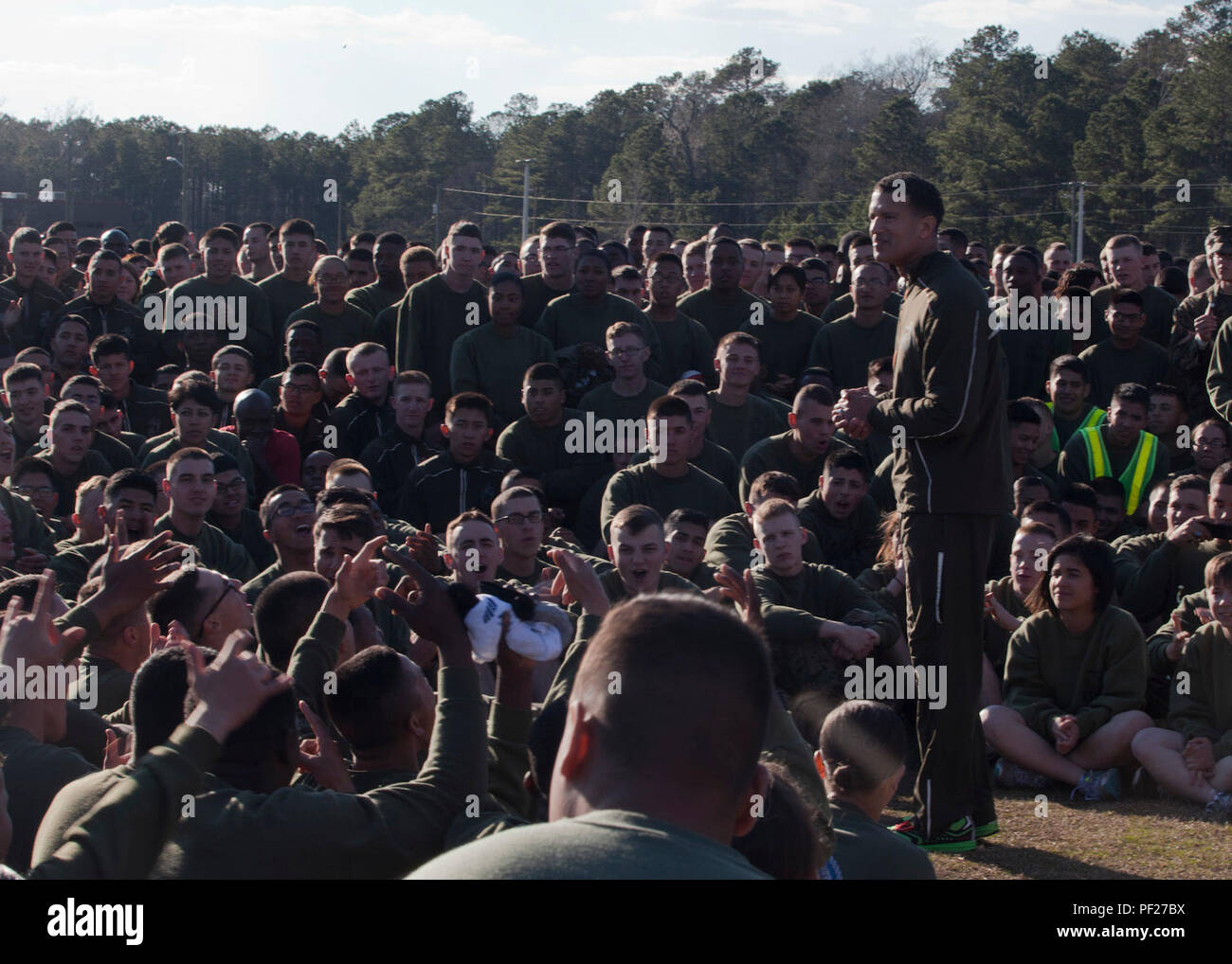 Us Marine Corps Oberst David E. Jones, rechts, der kommandierende Offizier der Marine Corps Combat Service Support Schulen (MCCSSS), Adressen der Befehl nach dem MCCSSS Feld Treffen an Bord Camp Johnson, N.C., Feb.26, 2016 statt. Studenten und Mitarbeiter des MCCSSS im Feld konkurriert treffen Kameradschaft und Motivation unter den Schulen zu fördern. (U.S. Marine Corps Combat Kamera Foto von Lance Cpl. Amy L. Plunkett/Freigegeben) Stockfoto