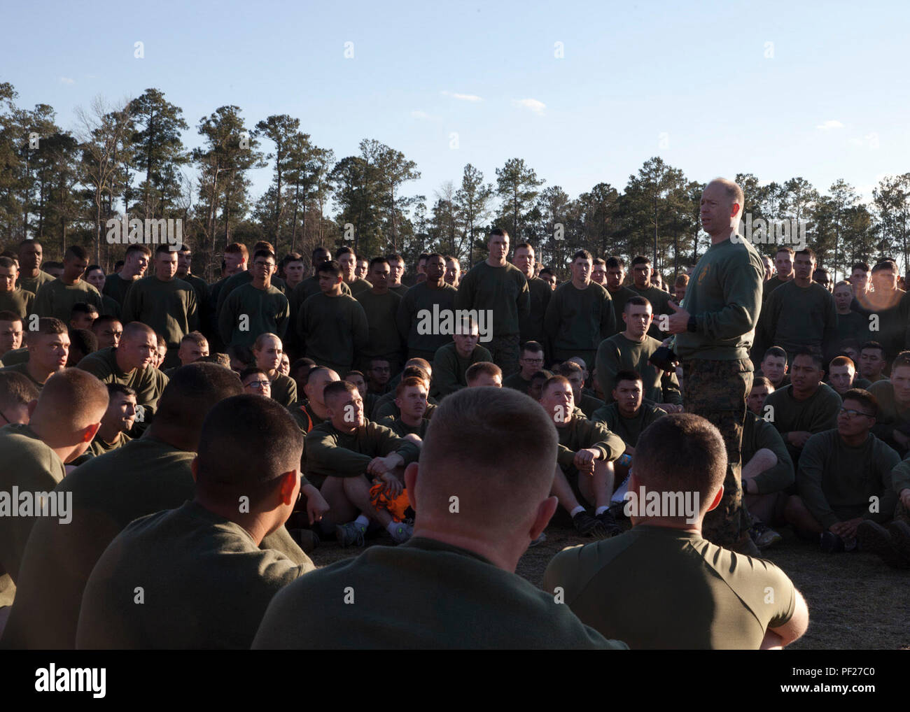 Us Marine Corps Oberstleutnant Kirk M. Spangenberg, rechts, der kommandierende Offizier der Logistik Schule (LOS), Marine Corps Combat Service Support Schulen (MCCSSS), Adressen der Studenten von Los nach dem MCCSSS Feld Treffen an Bord Camp Johnson, N.C., Feb.26, 2016 statt. Studenten und Mitarbeiter des MCCSSS im Feld konkurriert treffen Kameradschaft und Motivation unter den Schulen zu fördern. (U.S. Marine Corps Combat Kamera Foto von Lance Cpl. Amy L. Plunkett/Freigegeben) Stockfoto