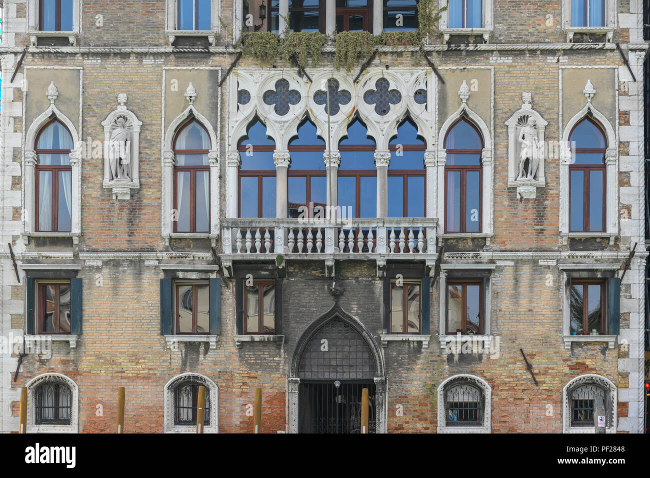 Fassade des Palastes Loredan dell'Ambasciatore gegenüber am Grand Canal in Venedig im Frühling. Palazzo Loredan dell'Ambasciatore gegenüber ist eine späte 15. Jahrhundert gotische Pa Stockfoto