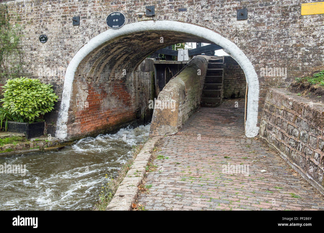 Die Staffordshire und Worcestershire Canal in der Nähe von Penkridge übersicht Wasser zwischen die Schleusentore zu kommen. Stockfoto