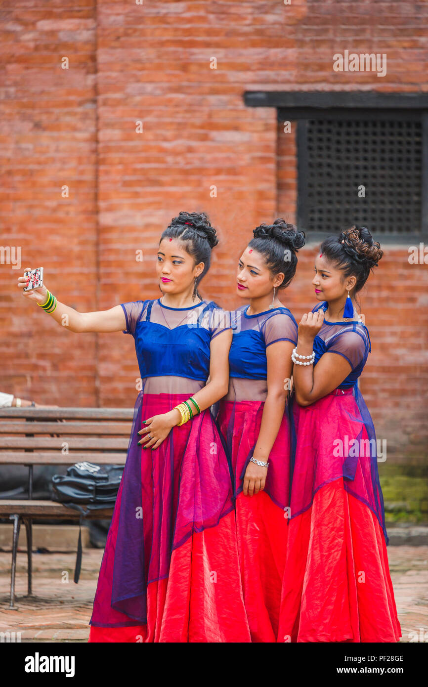 Kathmandu, Nepal - Apr 11,2018: Nepali Tänzer unter selfie mit Freunden in basantapur, Kathmandu. Stockfoto