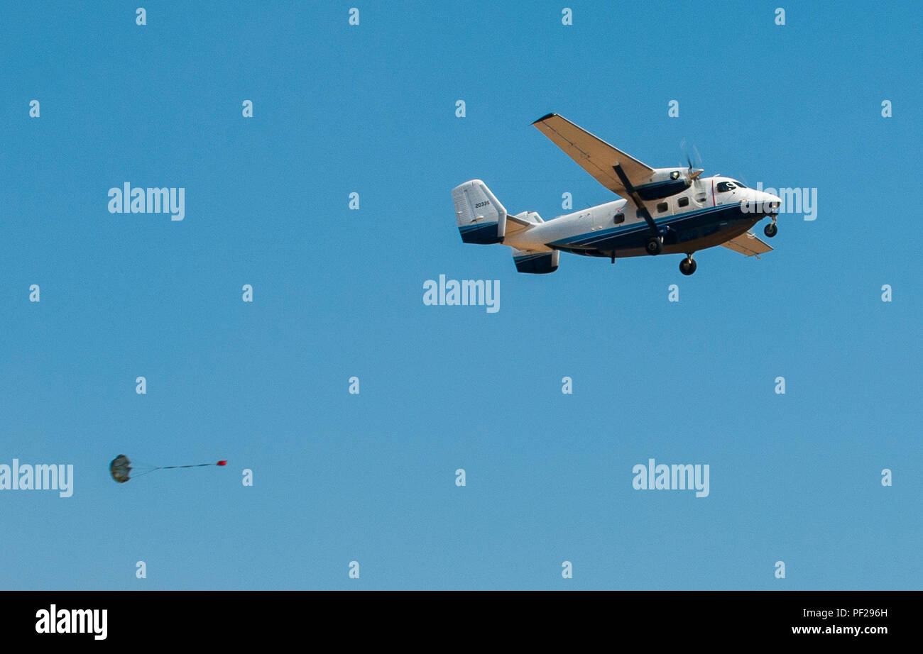 Ein Fallschirm Sandsack steigt aus der Rückseite einer C-145 airdrop Skytruck während einer Mission auf der Eglin Air Force Base. Neue und vor - Qualifizierte loadmasters release Sandsäcke und 300-lbs-Boxen aus dem 919Th Special Operations Wing Flugzeuge als Teil ihrer ursprünglichen Airdrop oder proficiency Training. Die 919Th Special Operations Logistik die Bereitschaft Squadron Flieger sind verantwortlich für das Verpacken, Sicherung und Wiederherstellung der Ausrüstung und Fallschirme. (U.S. Air Force Foto/Sam König) Stockfoto