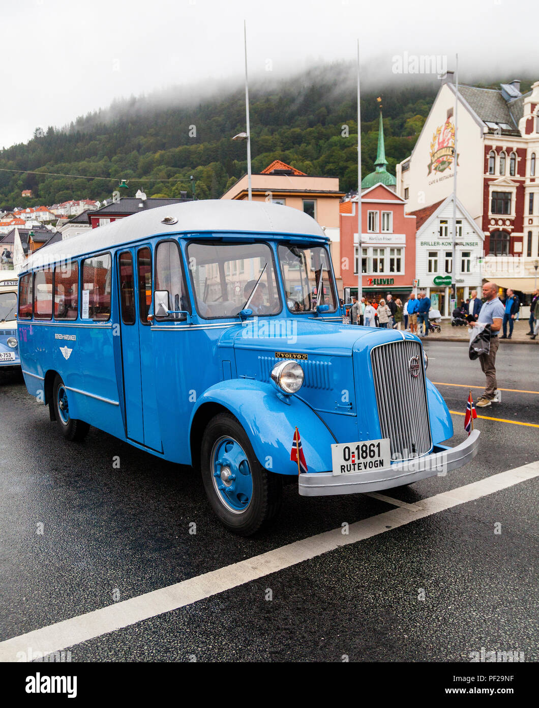 VOLVO LV 94 E, 1937 Modell, blau Bus, 21 Sitze und keine Stehplätze. Bilruta Bergen-Hardanger. Classic Cars Parade durch den Hafen in Bergn, N Stockfoto