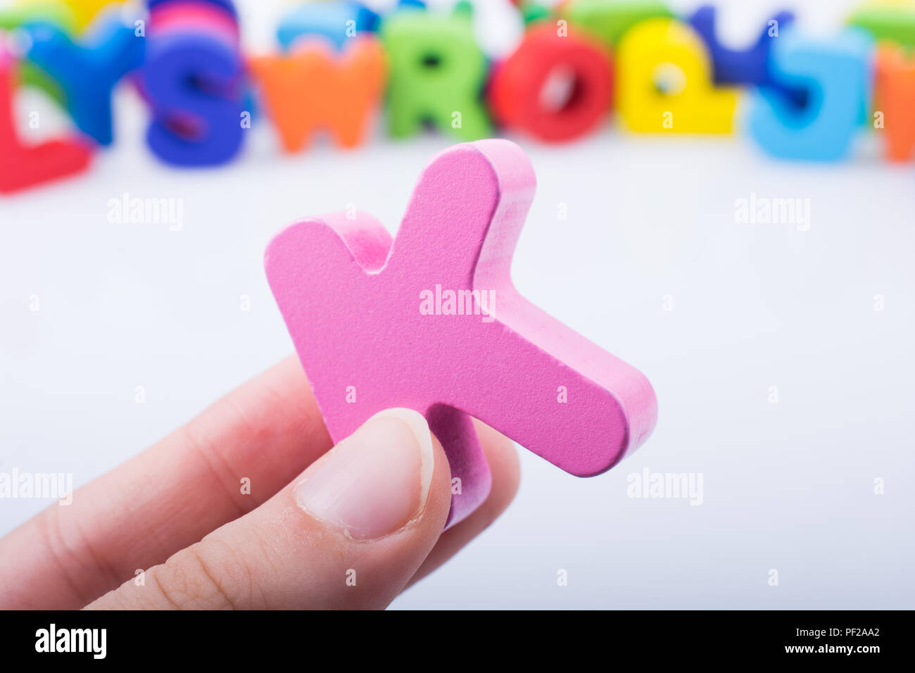 Schreiben cube von K von Alphabet aus Holz Stockfoto