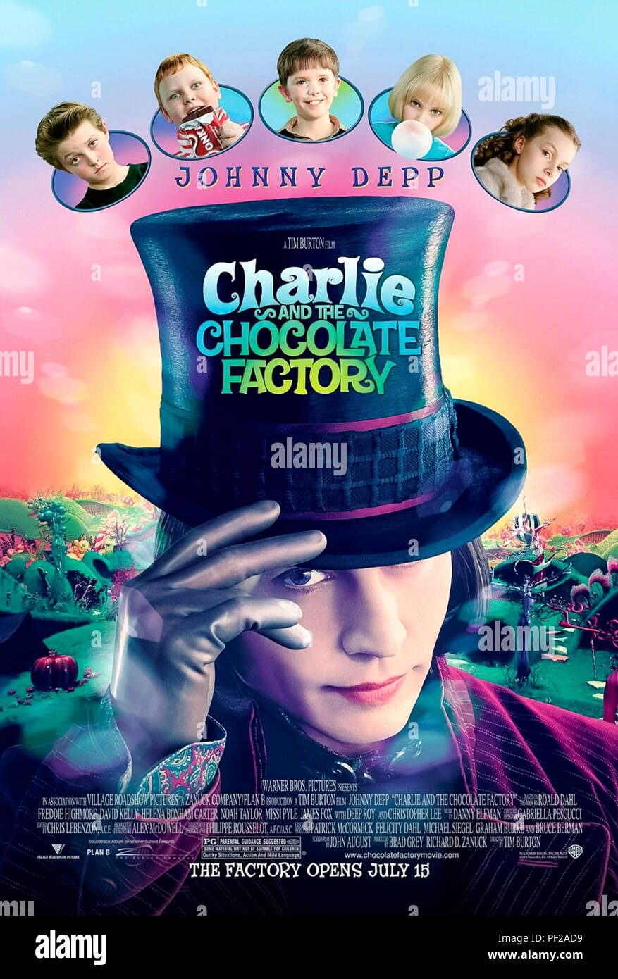 Charlie und die Schokoladenfabrik (2005) unter der Regie von Tim Burton und mit Johnny Depp, Freddie Highmore, David Kelly, Helena Bonham Carter. Eine schrullige Anpassung von Roald Dahls Geschichte über Charlie Bucket und Willy Wonka. Stockfoto