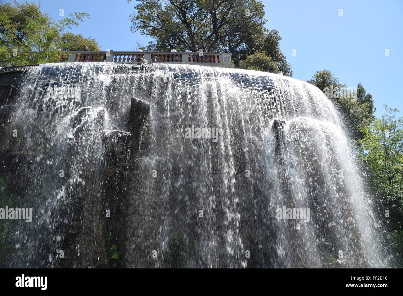 Wasserfall an der Spitze der Burgberg mit Blick auf Nizza an der französischen Riviera Stockfoto