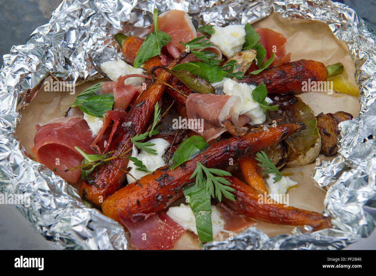 Roast Padstow Karotten mit geräuchertem Schweinefleisch und Englisch Mozzarella Stockfoto