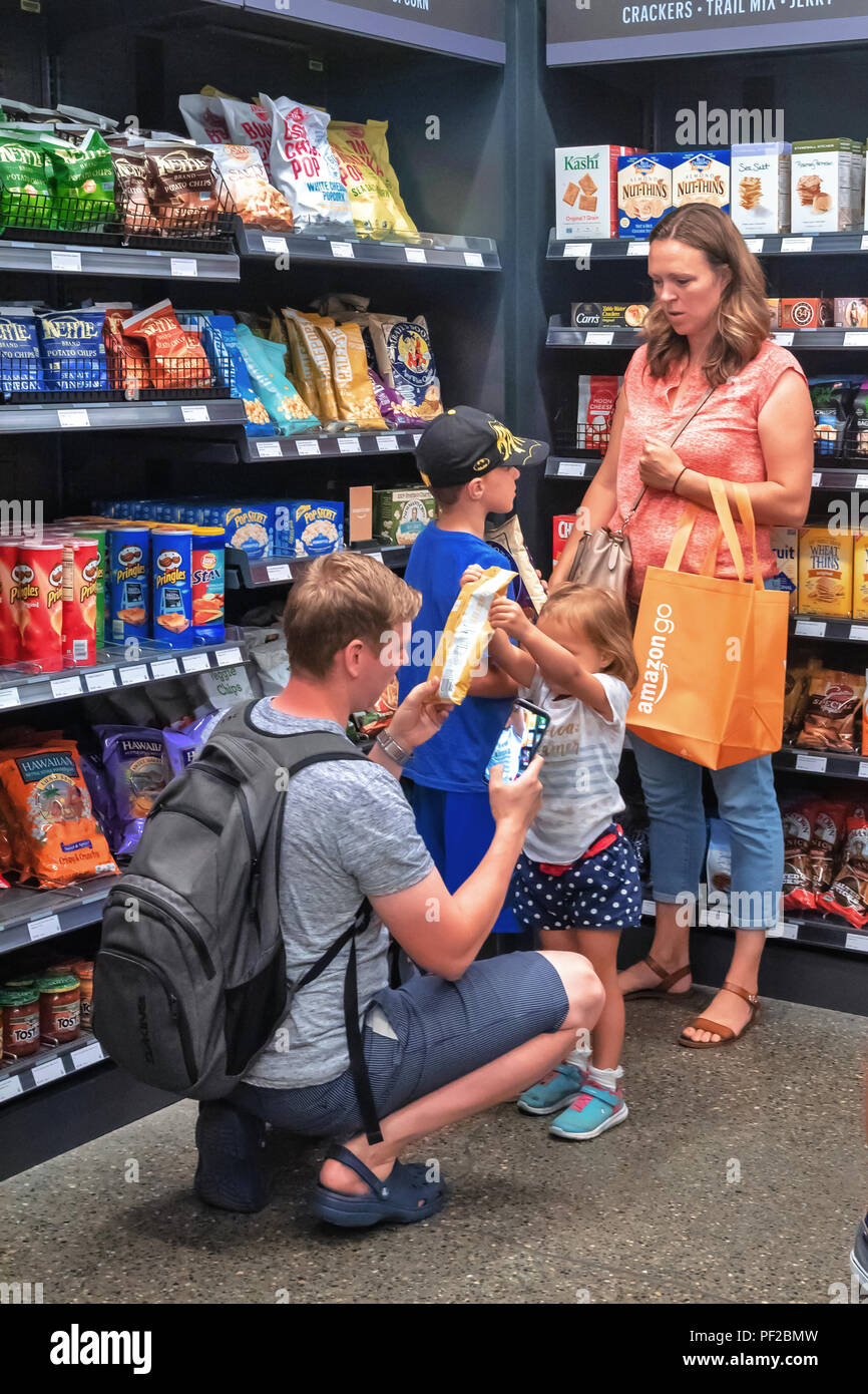 Familie Einkaufen an einem neuen Store, Amazon gehen, Lebensmittelgeschäft, Seattle, WA, USA Stockfoto