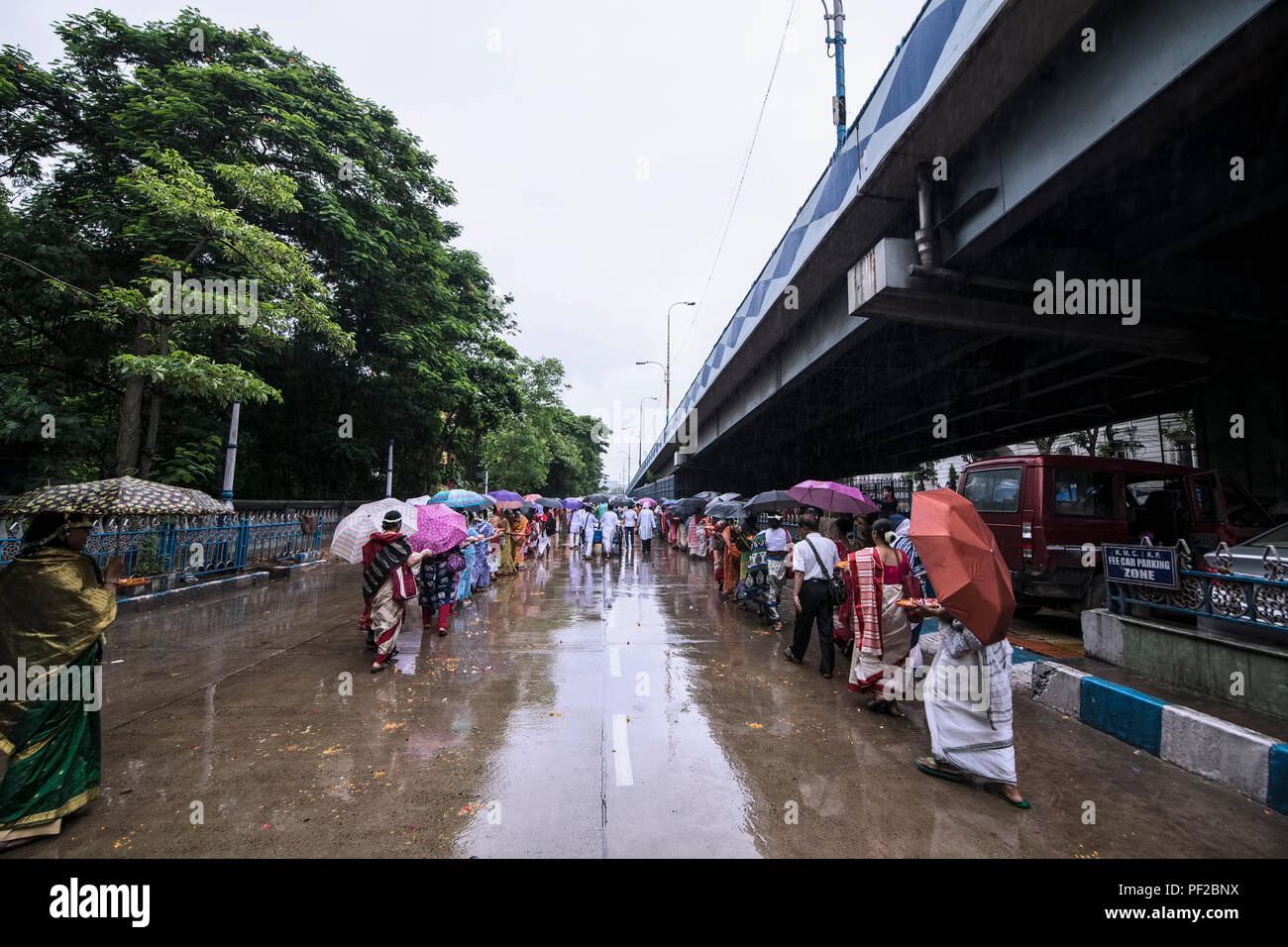 Kolkata, Isckon, Lord Jagannatha, Ratha Yatra, procssion, Anhänger, Durchführung, anbieten, unter slashy Wetter, Indien. Stockfoto