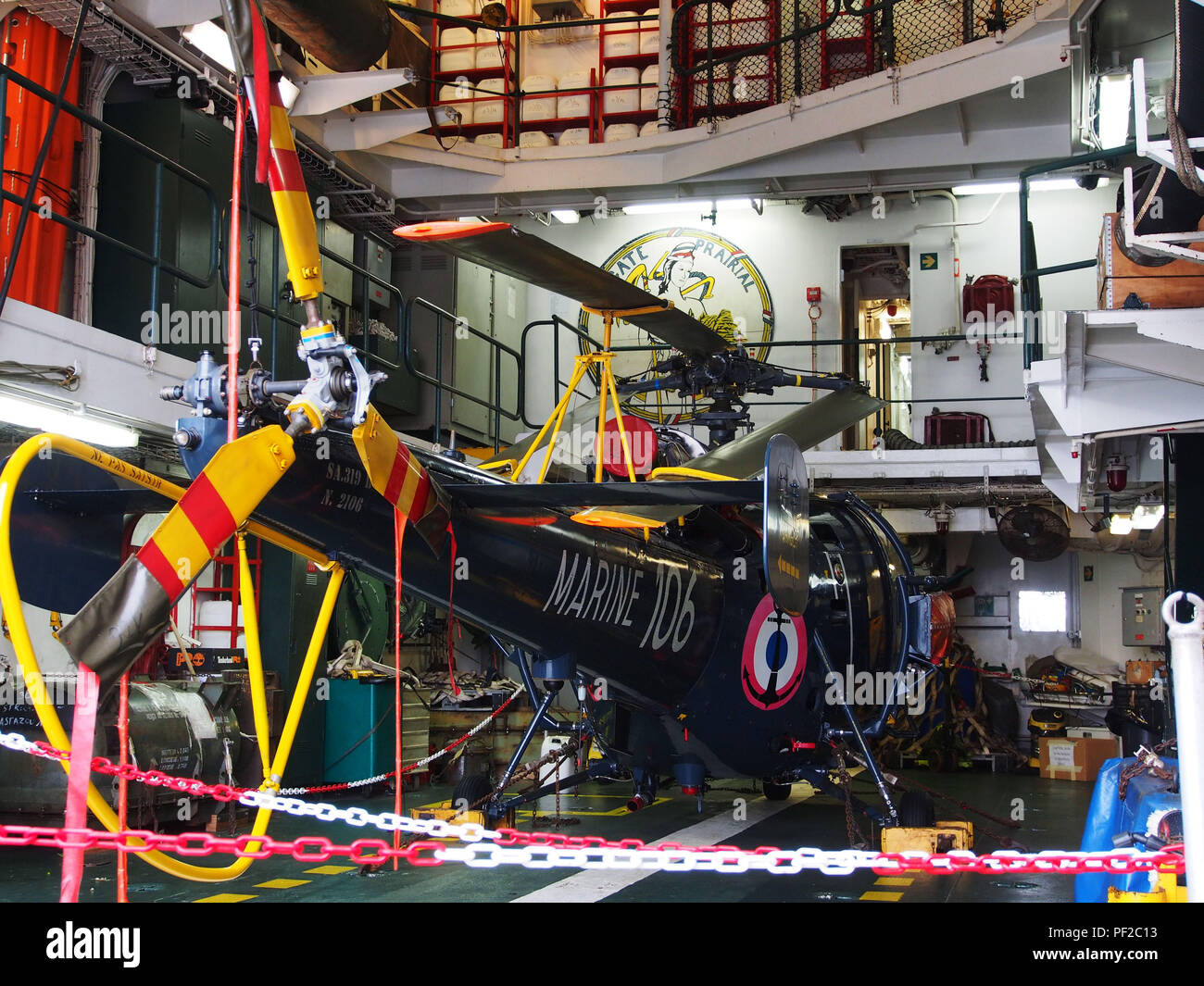 SA-319 B Alouette III Hubschrauber im Hangar des Monitoring licht Fregatte der Nationalen Marine von Frankreich Prairial F731. Das Schiff, ein FLOREAL Klasse Schiff, kommt zum Hafen von El Callao, Peru, als Teil ihrer Pflicht Reise und zur Stärkung der Beziehung mit Peruanische Marine Stockfoto