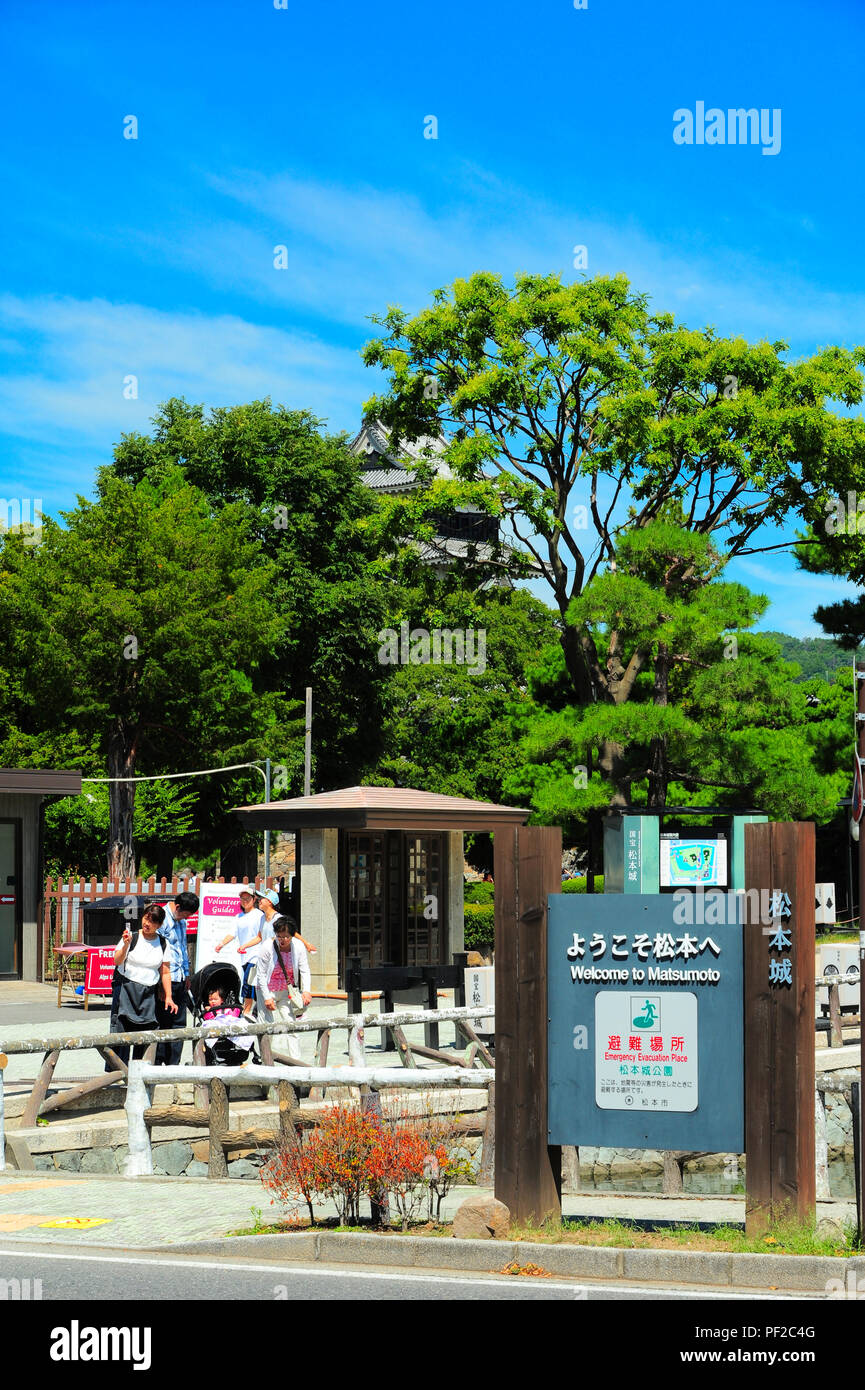 Touristen um die vorderen Tor der Matsuyama Castle Park Stockfoto