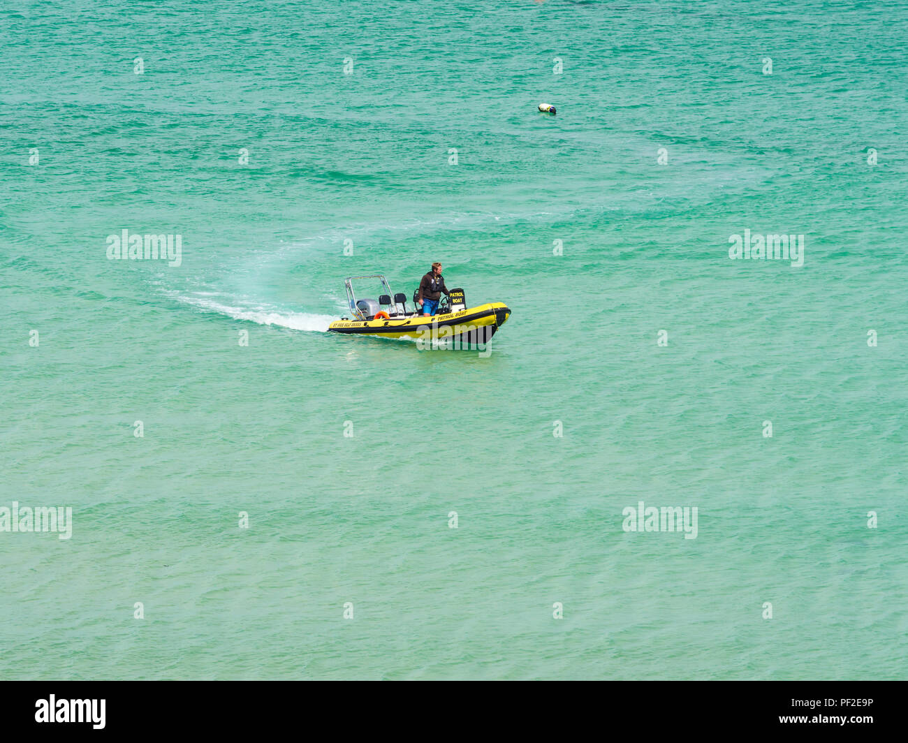 St. Ives, ENGLAND - Juni 19: der Mann, der die Erprobung einer Patrouille Boot im Wasser weg von St Ives, Cornwall. In St. Ives, England. Juni 2018 19. Stockfoto St. Ives, ENGLAND - Juni 19: der Mann, der die Erprobung einer Patrouille Boot im Wasser weg von St Ives, Cornwall. In St. Ives, England. Juni 2018 19. Stockfoto