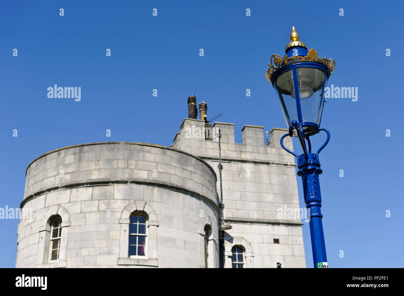 Ein vintage Lamp Post außerhalb der Tower of London, London, England, Großbritannien Stockfoto