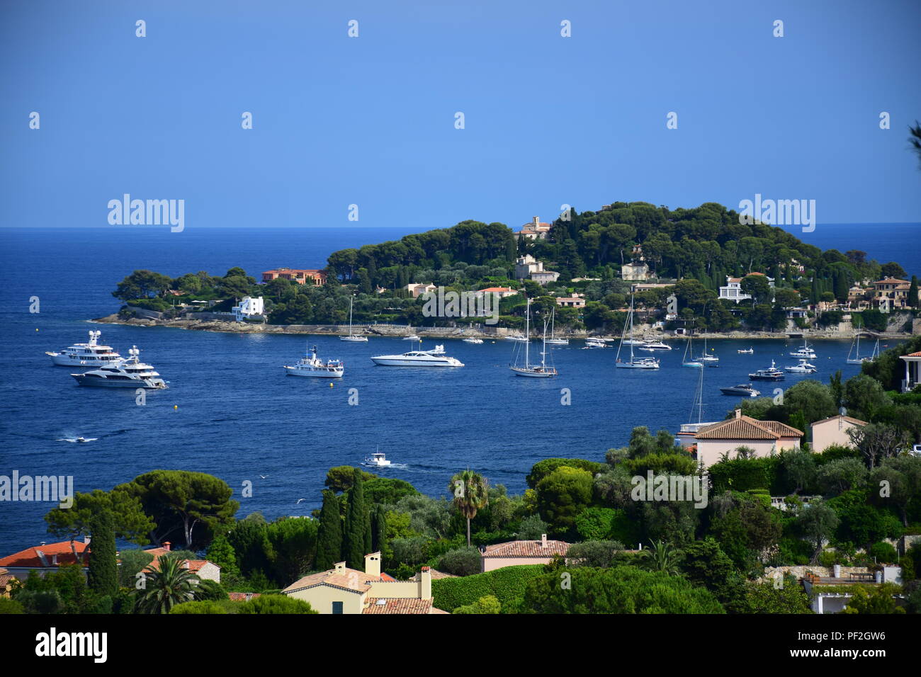 Blick auf die Küste und die Architektur von Cap Ferrat an der Französischen Rviiera Stockfoto