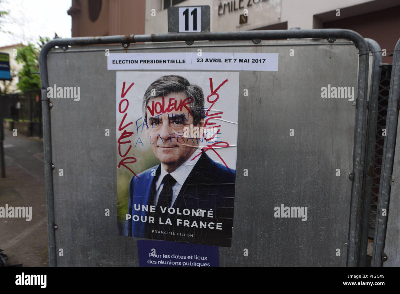 April 17, 2017 - Nogent-sur-Marne: Ein unkenntlich Wahlen Poster von Francois Fillon mit einer Graffiti lesen' voleur', das heißt Räuber in Frankreich. Die rechten Francois Fillon's Kandidatur hat geschlagen worden durch Berichte, dass er öffentliche Gelder zu seiner Frau Penelope für einige Jobs sie nie wirklich. Une affiche Žlectorale de Francois Fillon avec un voleur 'graffiti', Anspielung au fait qu'il Ait de l'argent öffentlichen Nutzen gießen salarier sa femme Penelope pour les Emplois fictifs. *** Frankreich/KEINE VERKÄUFE IN DEN FRANZÖSISCHEN MEDIEN *** Stockfoto