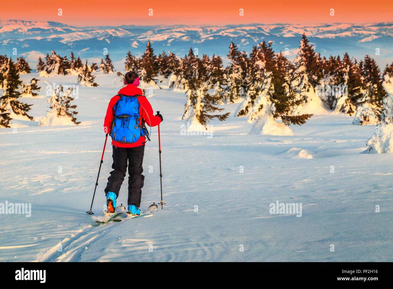 Skitouren im Hochalpinen Landschaft mit Rucksack. Abenteuer, Winter Aktivitäten, Skitouren in spektakulären Bergen, Siebenbürgen, Rumänien, Europa Stockfoto