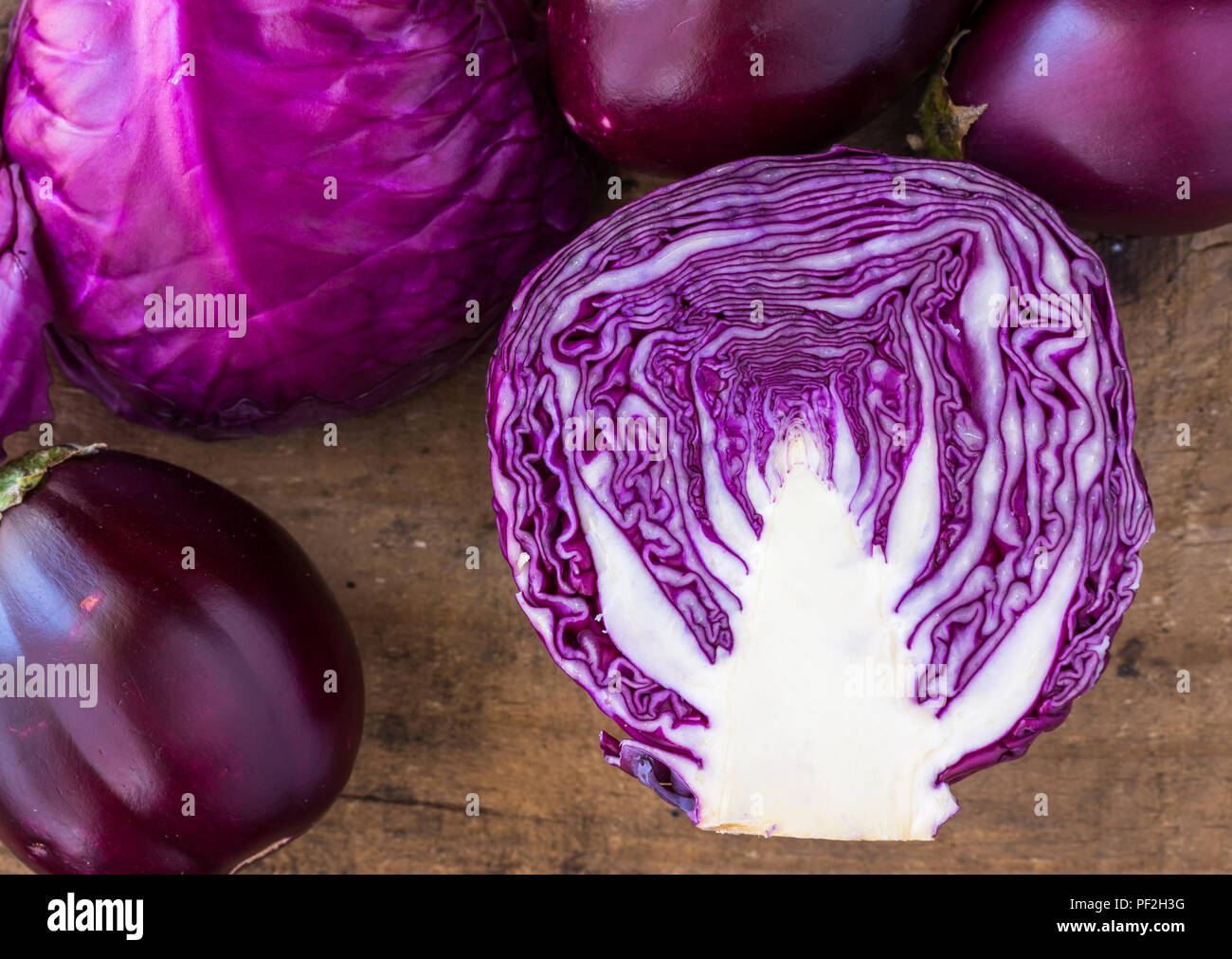 Baby Aubergine und Baby lila Kohl schließen bis auf Holzmöbeln im Landhausstil Oberfläche Stockfoto
