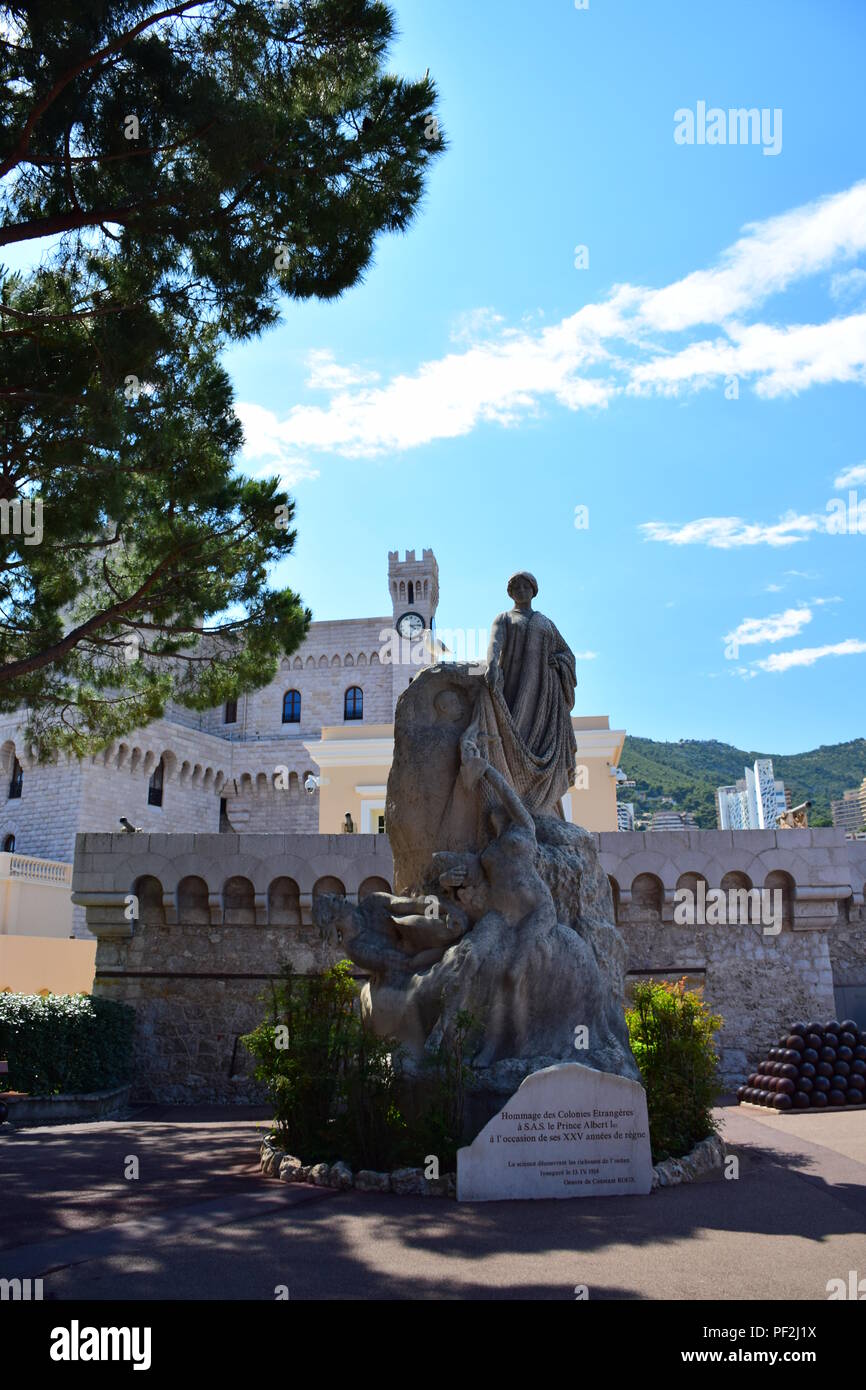 Blick auf die Altstadt von Monaco mit der Grimaldi Palast im Hintergrund Stockfoto